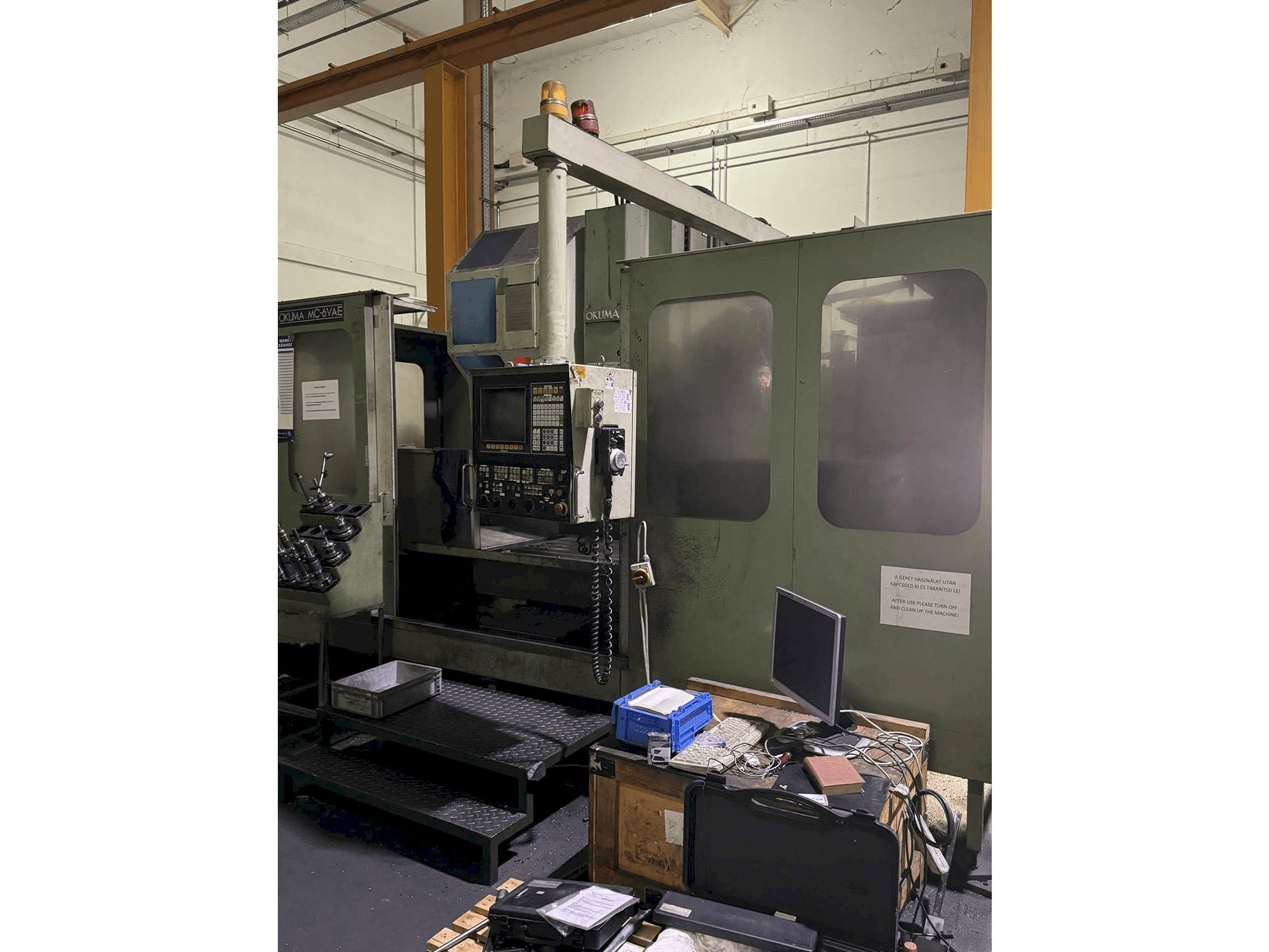 Frontansicht der Okuma MC - 6VAE Maschine