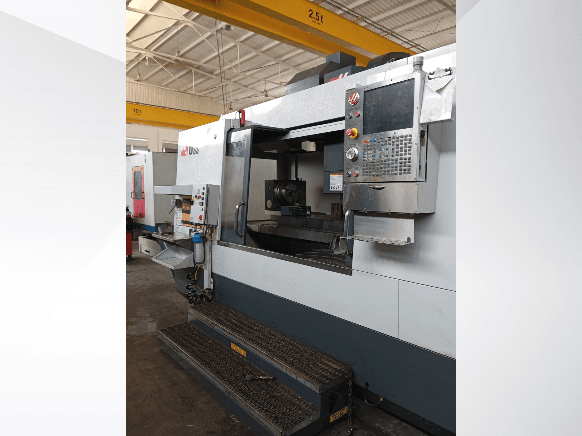 Haas CNC-Fräsmaschine, Vorderansicht, mit Bedienfeld, Arbeitsbereich und detaillierten Zugangsschritten.