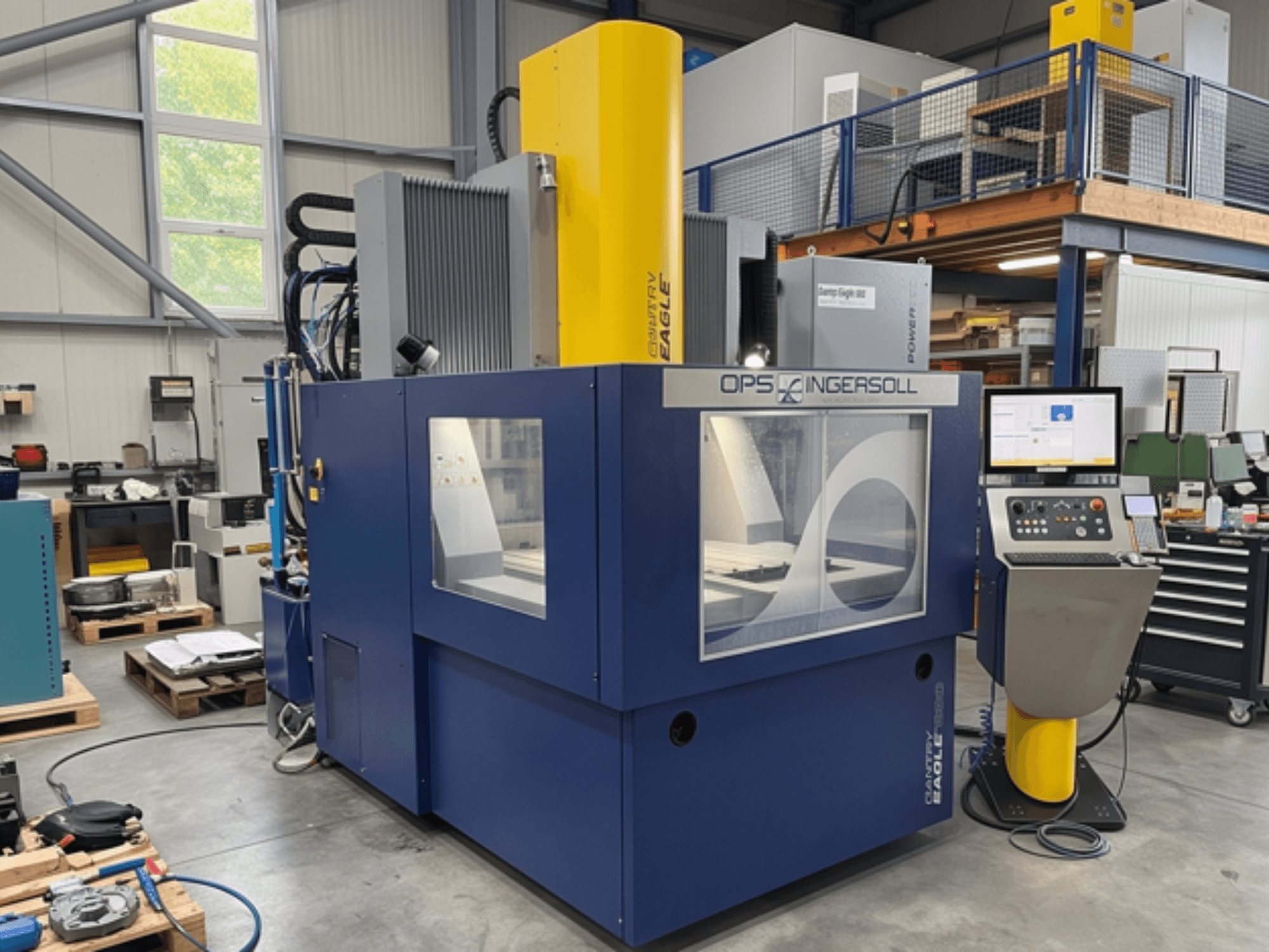 Vorderansicht der Senkerodiermaschine „OPS INGERSOLL Gantry Eagle 1200 Plus“ mit Bedienfeld und großem Arbeitsbereich.
