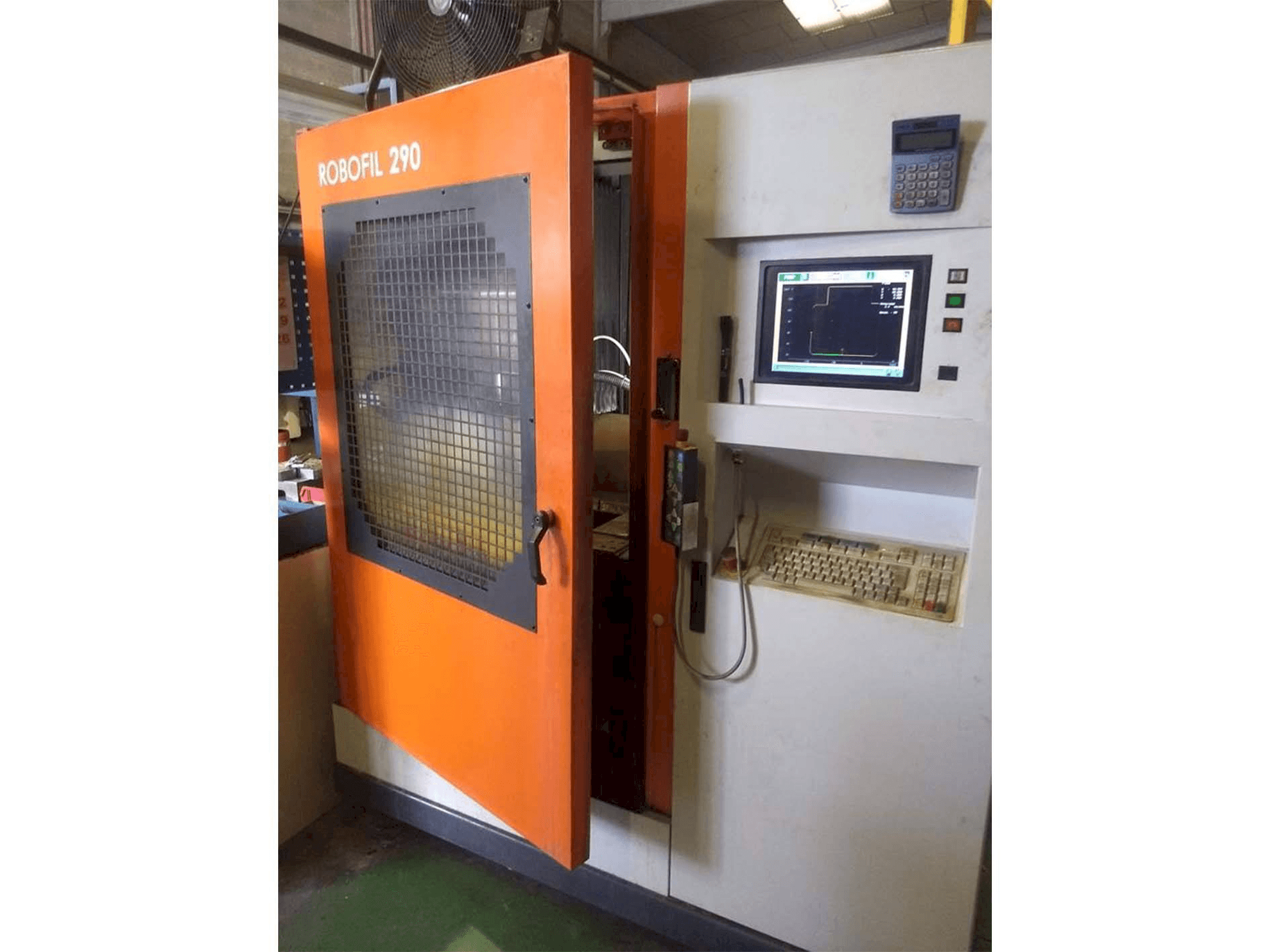 Frontansicht der CHARMILLES Robofil 290P Maschine