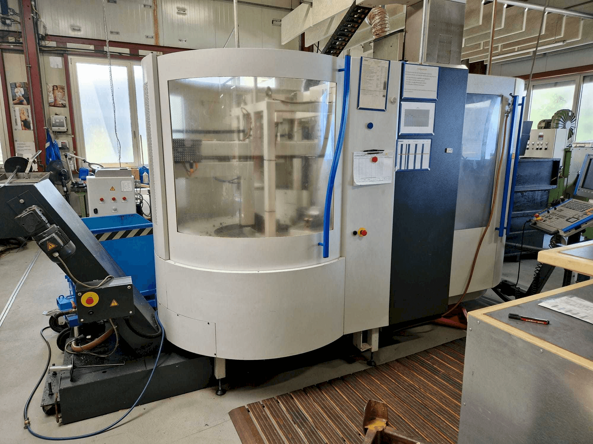 Frontansicht der MIKRON UCP600 Vario Maschine