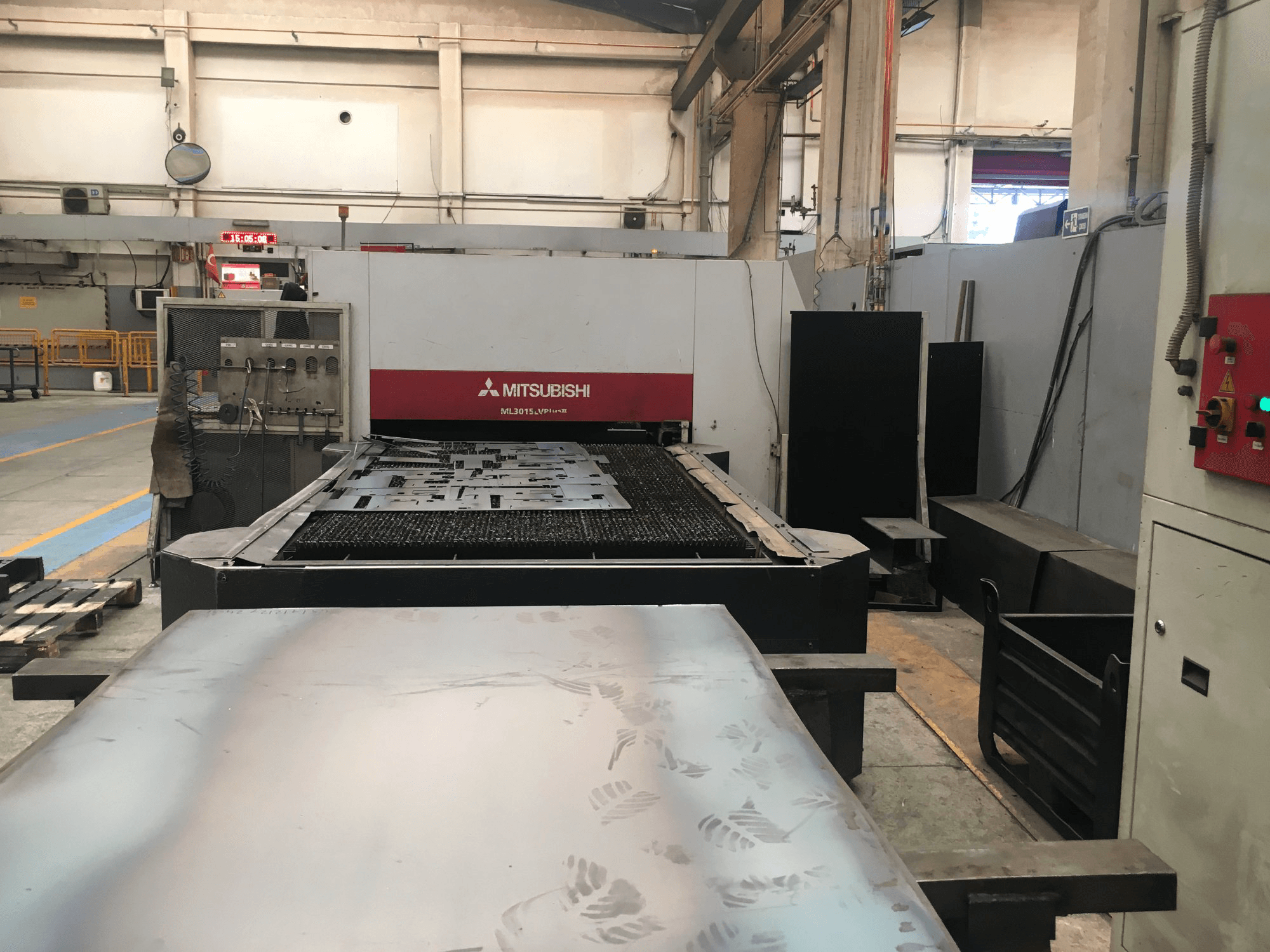 Frontansicht der Mitsubishi Electric ML3015LV PLUS II Maschine