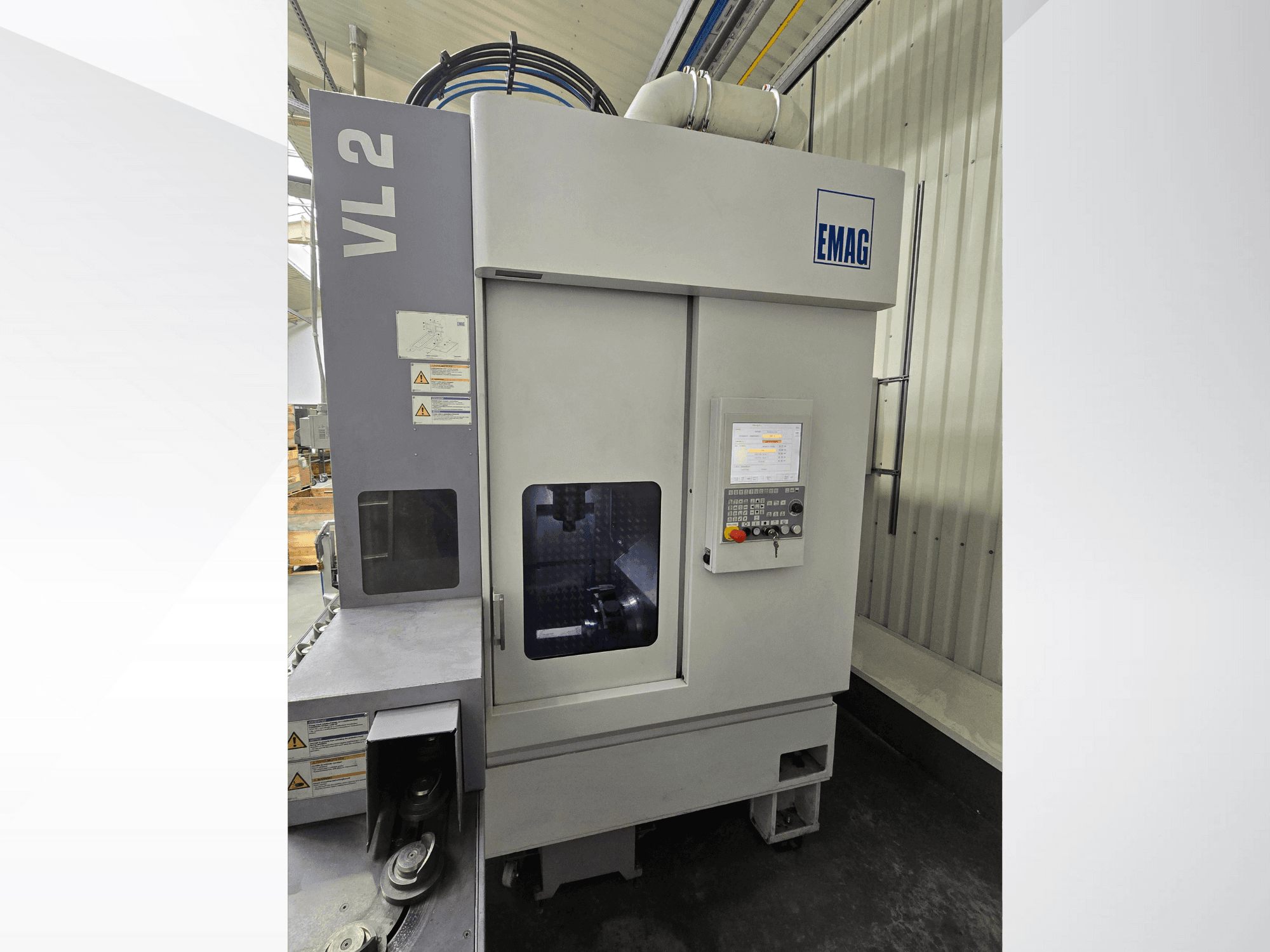 EMAG VL 2 Präzisionsmaschine in der Frontansicht mit digitalem Bedienfeld und Sichtfenster zur Betriebskontrolle.