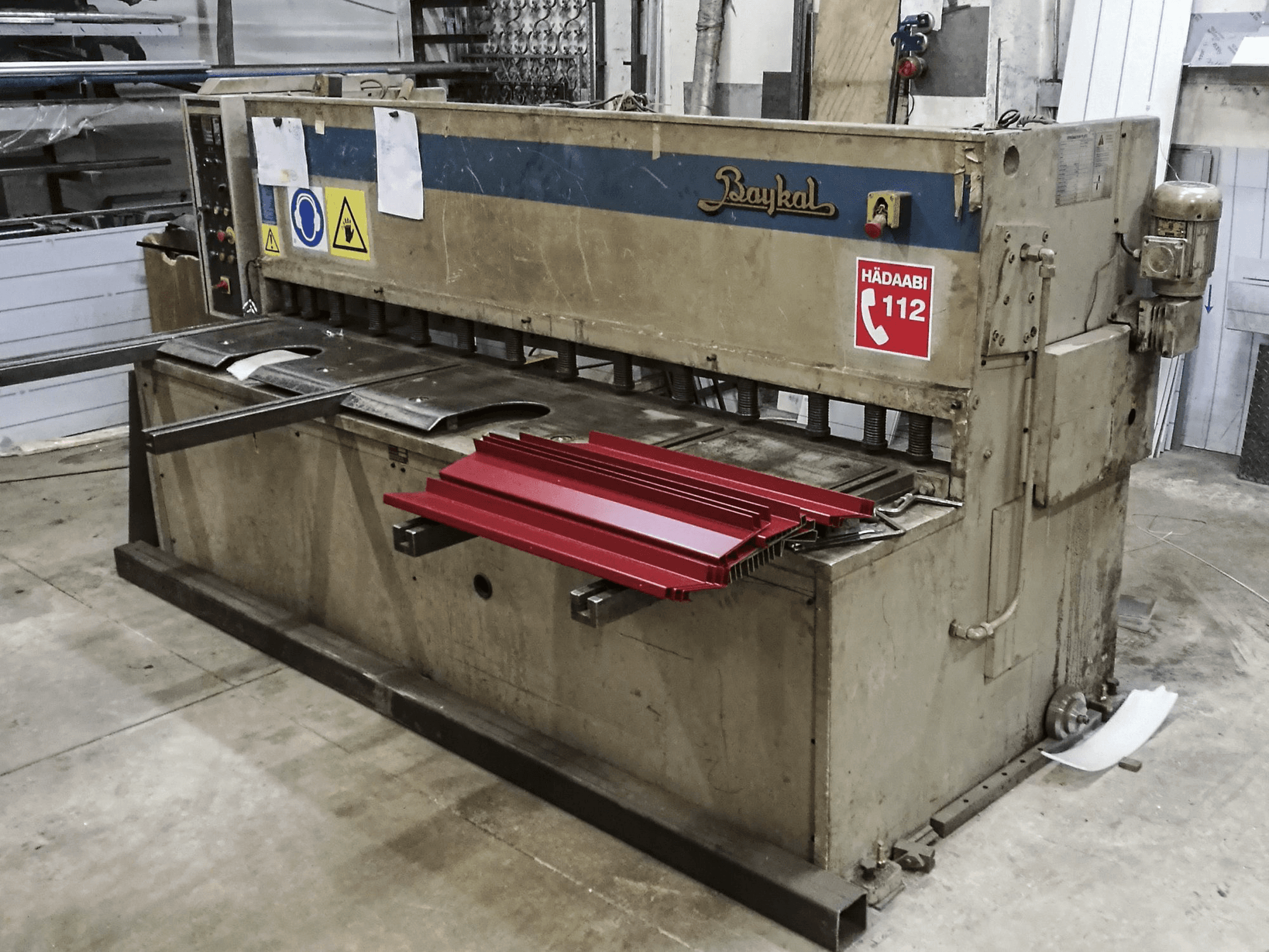 Rechte Ansicht der Baykal HGL 2600x6 Maschine