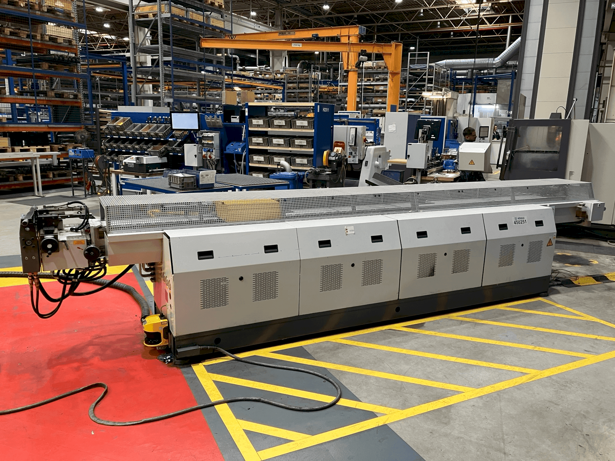 Frontansicht der TRACTO-TECHNIK Tubotron 30 CNC Maschine