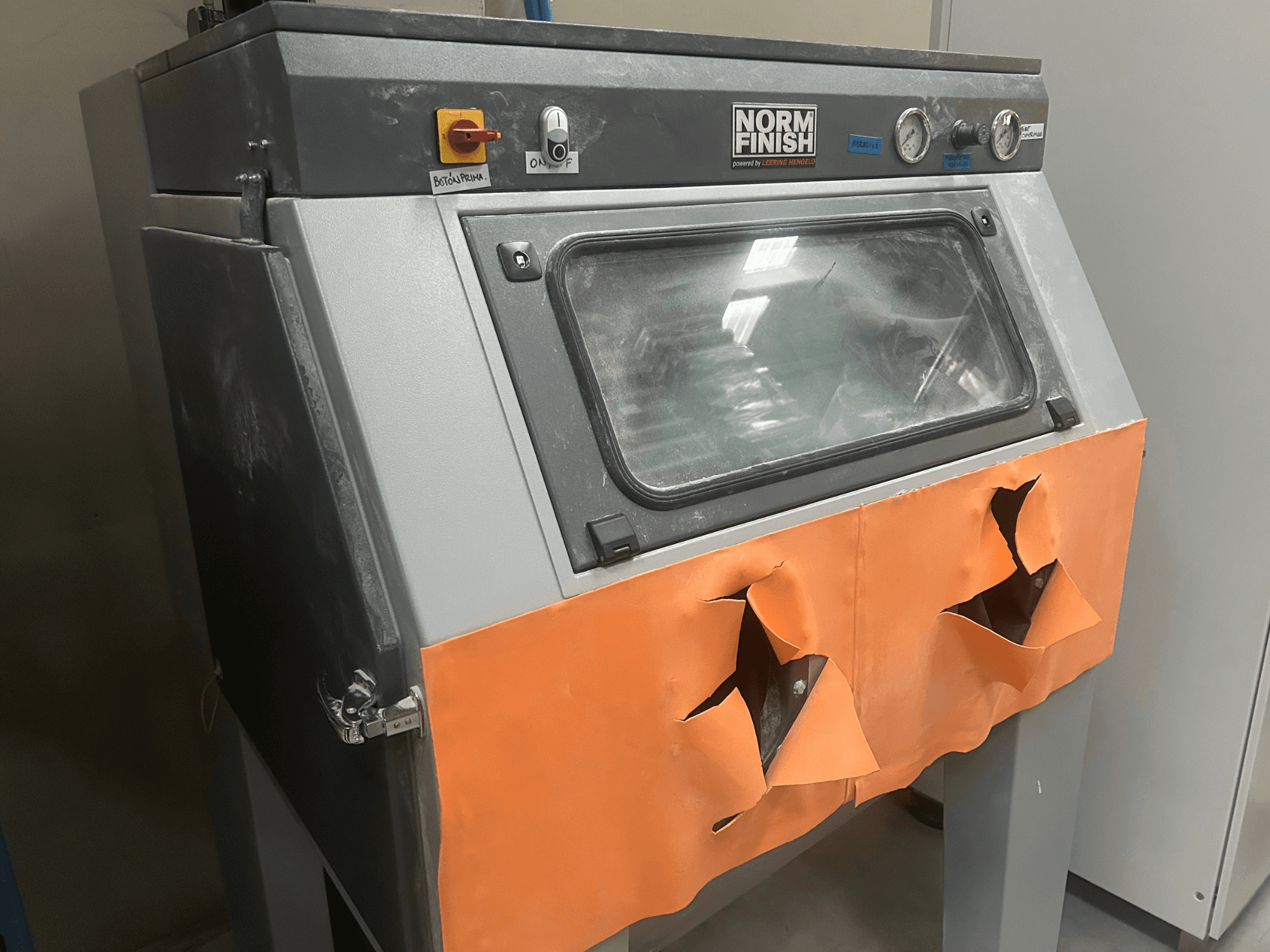 EOS P 396 Kunststoff-3D-Drucker in grau, Seitenansicht mit abgenutzter orangefarbener Abdeckung und sichtbarem Bedienfeld, staubiger Zustand.