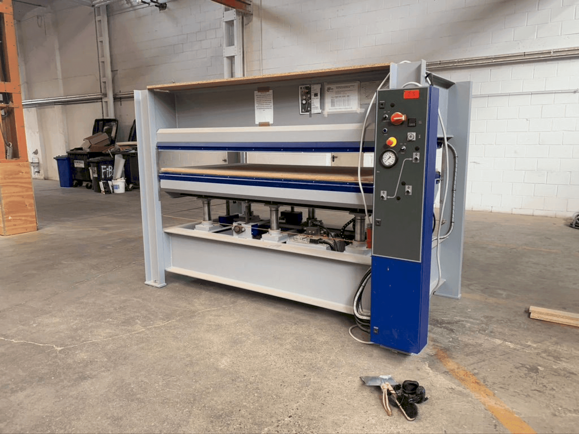 Frontansicht der FORMAT4 HVP Typ 4 Maschine