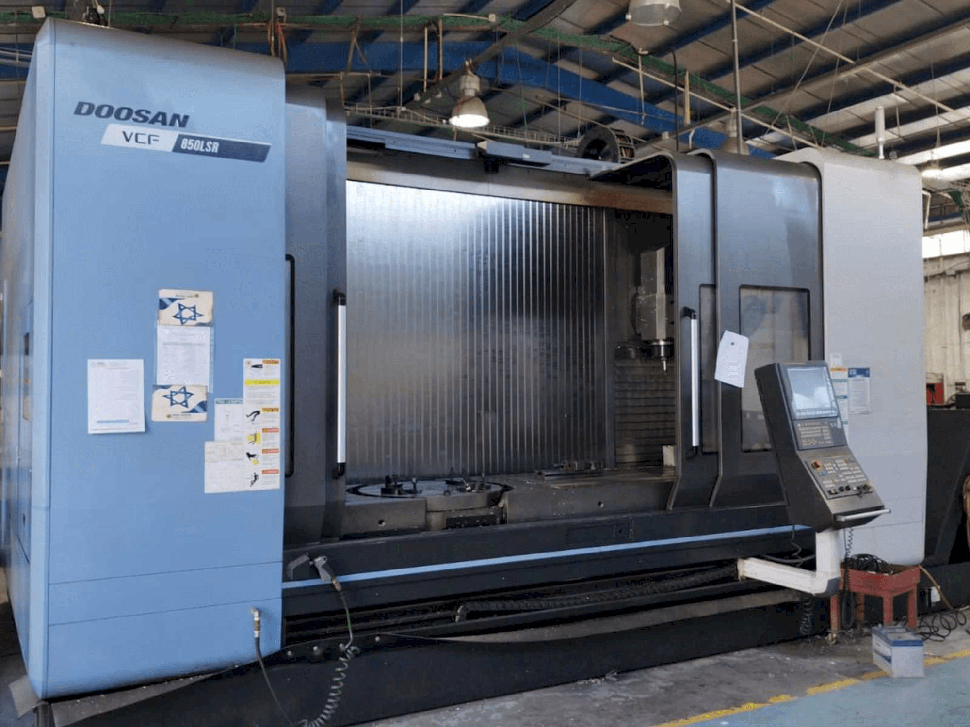 Frontansicht der Doosan VCF 850LSR Maschine