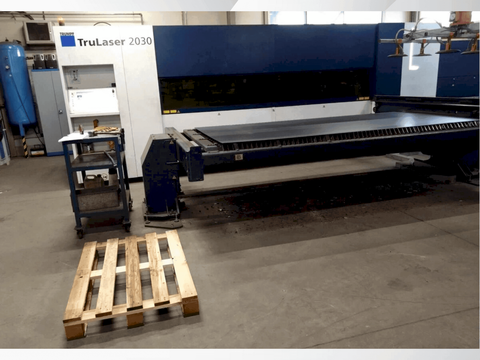 Frontansicht der TRUMPF TruLaser 2030 Fiber Maschine