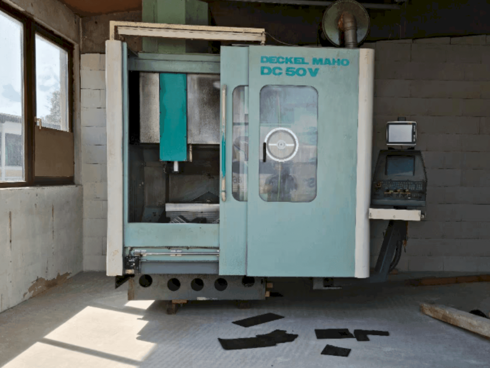 Frontansicht der DECKEL MAHO DC 50 V Maschine