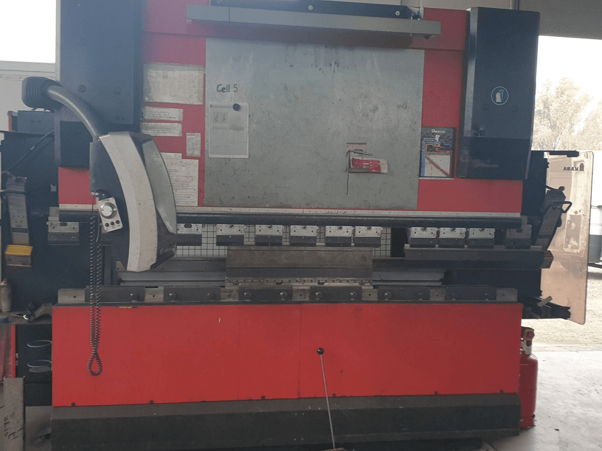 Frontansicht der AMADA HFE 8025/7 Maschine