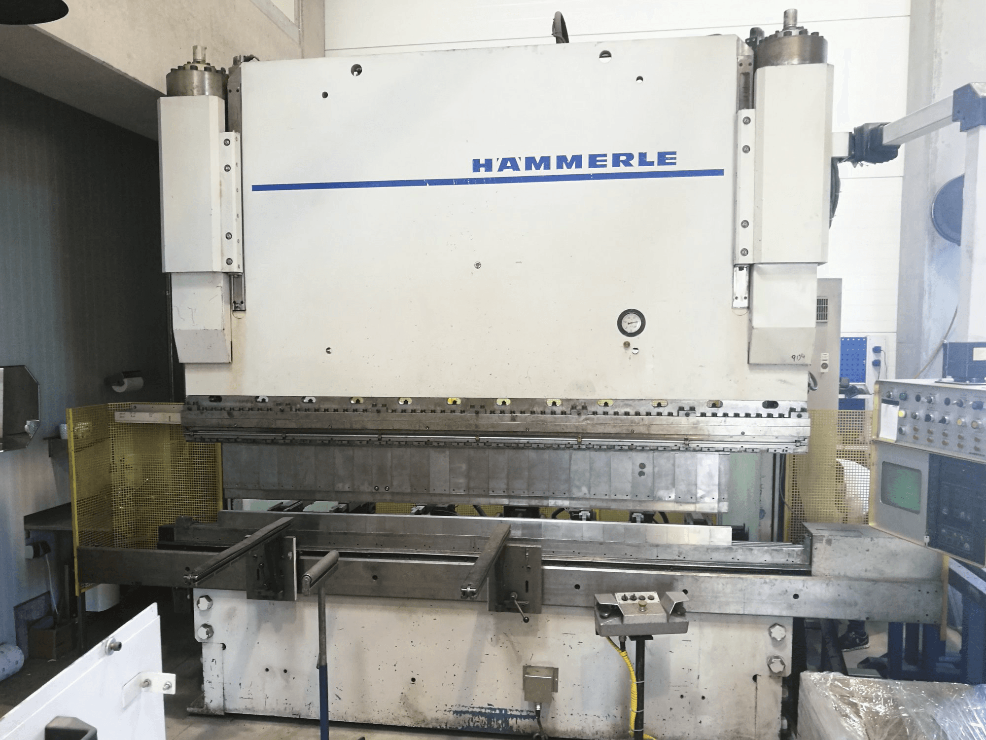 Frontansicht der HAEMMERLE AP200-3100 Maschine