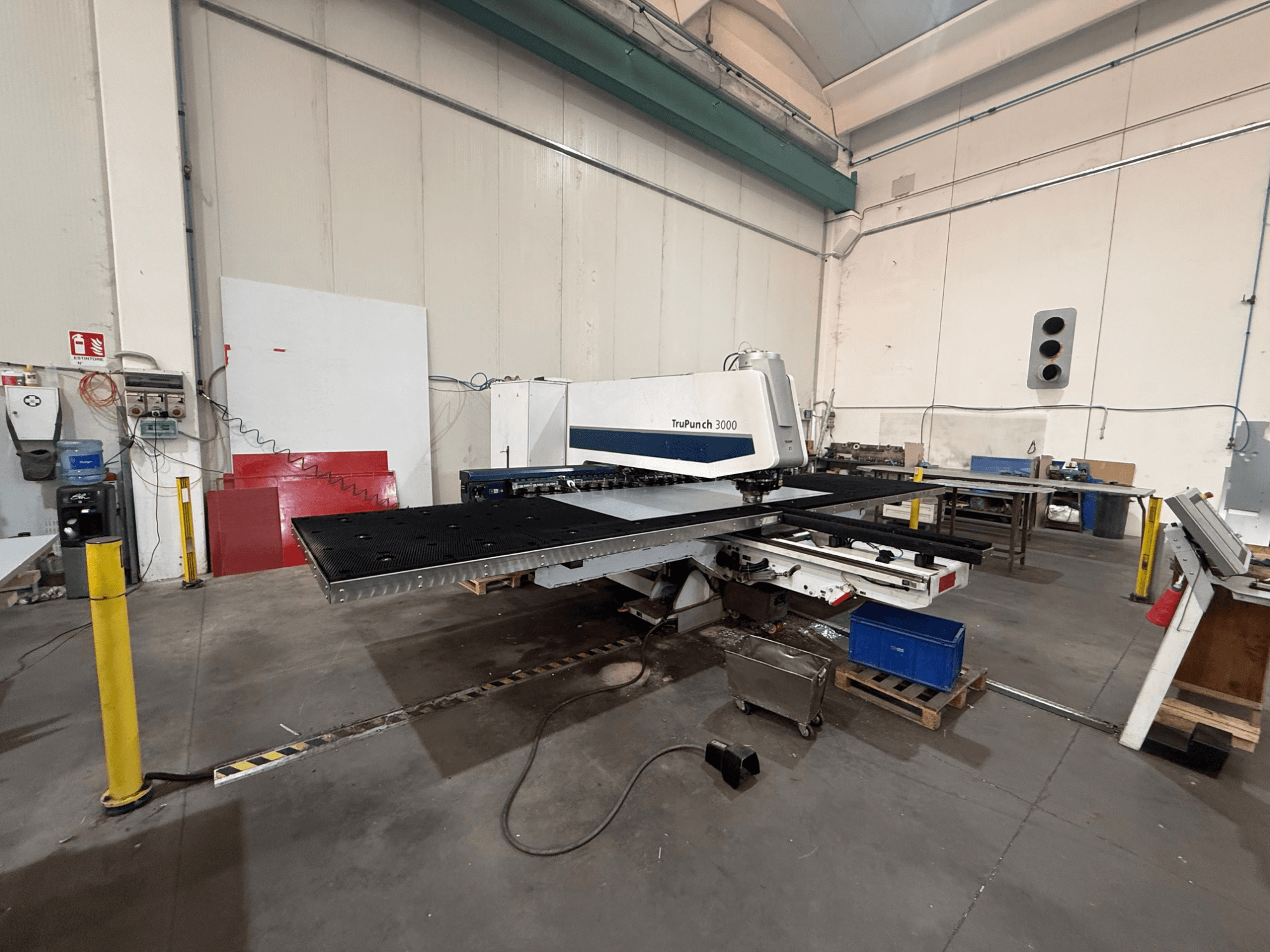 CNC-Stanzmaschine TRUMPF TruPunch 3000, Seitenansicht, mit Stanzkopf, großem Tisch und der umgebenden Werkstattumgebung.