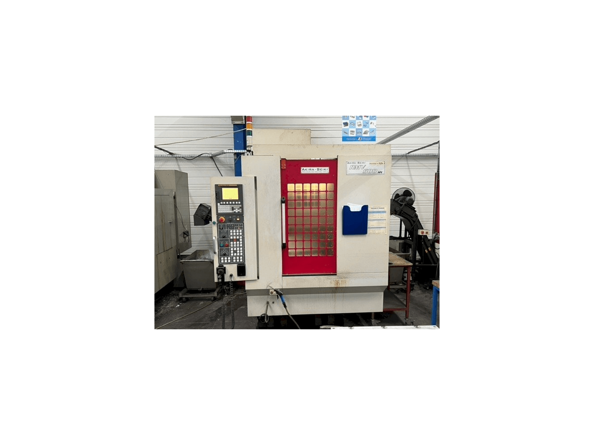 Frontansicht der Akira Seiki RMV500 APC Maschine