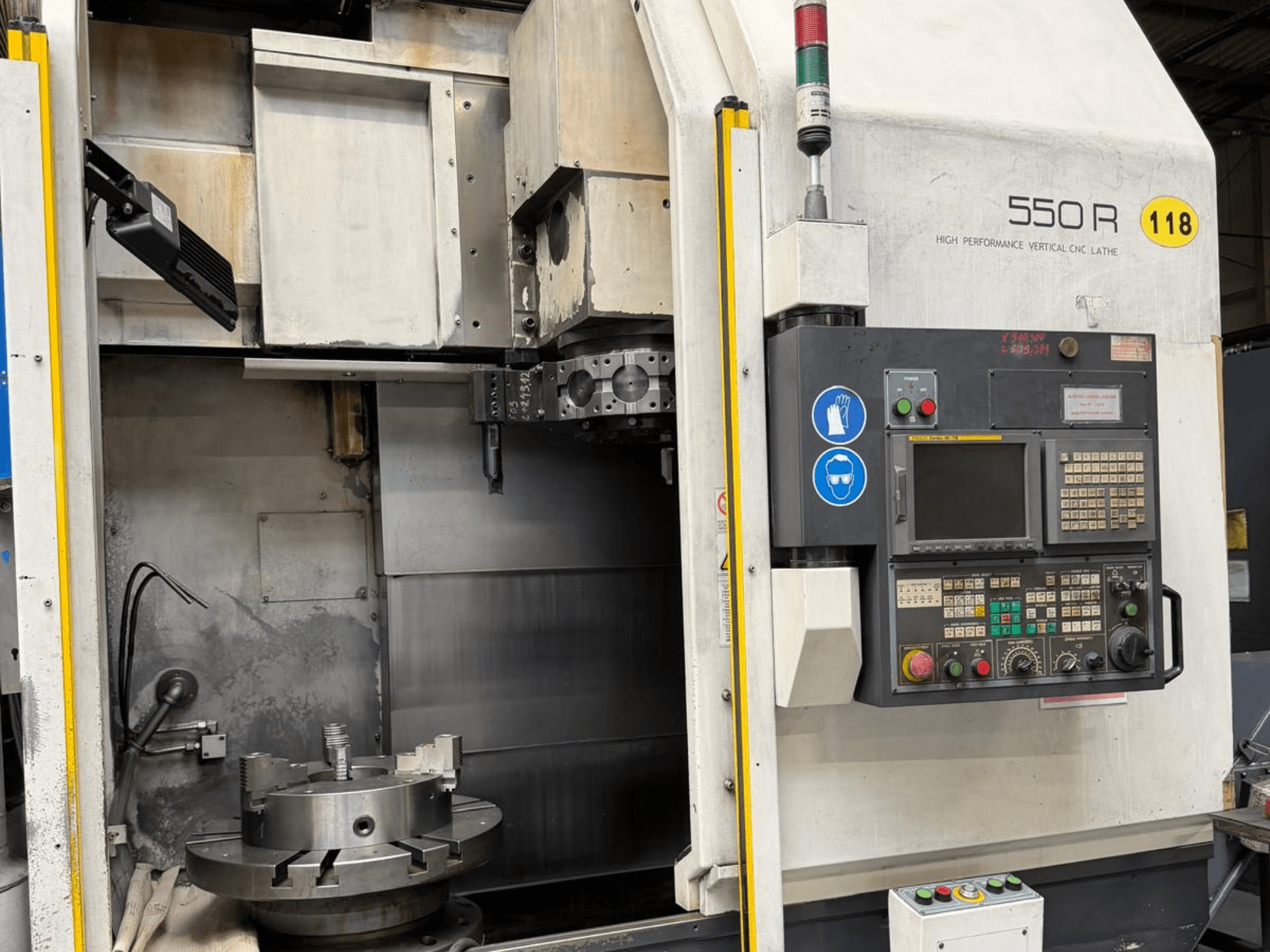 Vertikale Hochleistungs-CNC-Drehmaschine 550 R, Vorderansicht, mit Bedienfeld, Drehfutter und Betriebskomponenten.