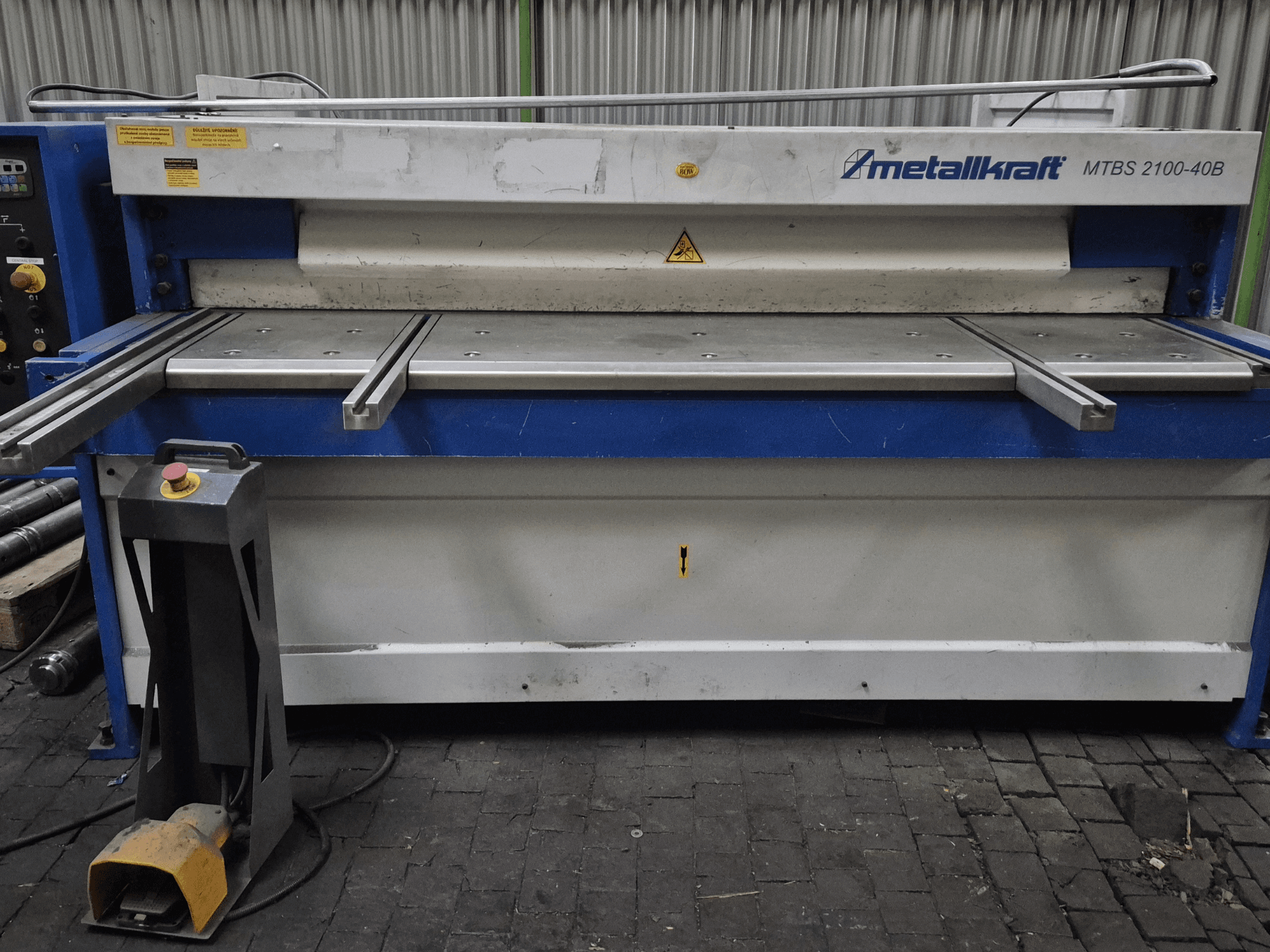 CNC-Schneidemaschine Metallkraft MTBS 2100-40B, Frontansicht mit Bedienfeld und Schneidtisch mit Sicherheitseinrichtungen.