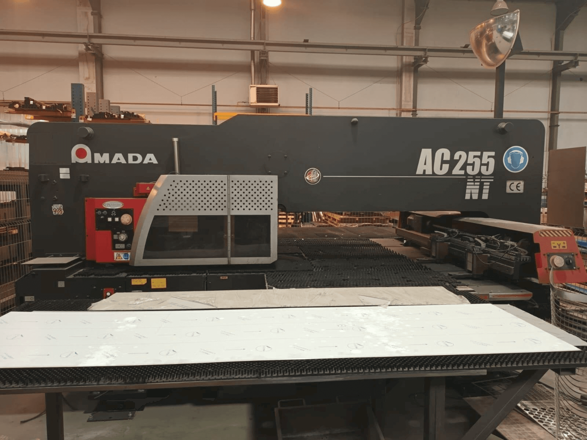 Frontansicht der AMADA AC 255 NT Maschine