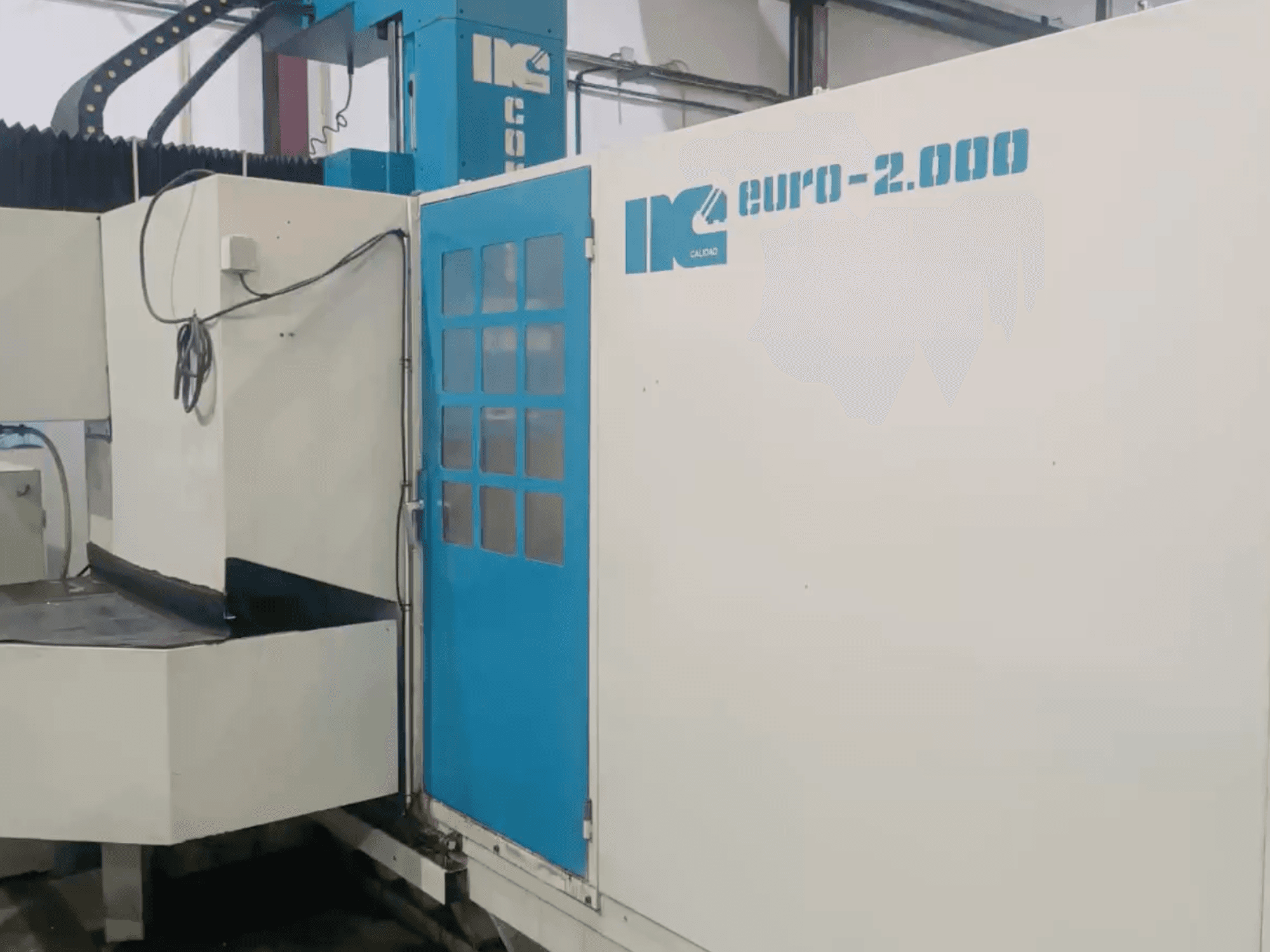 Industriemaschine von IK, Modell Euro-2000, von vorne gesehen, mit großem Fräsbett und Bedienfeld.