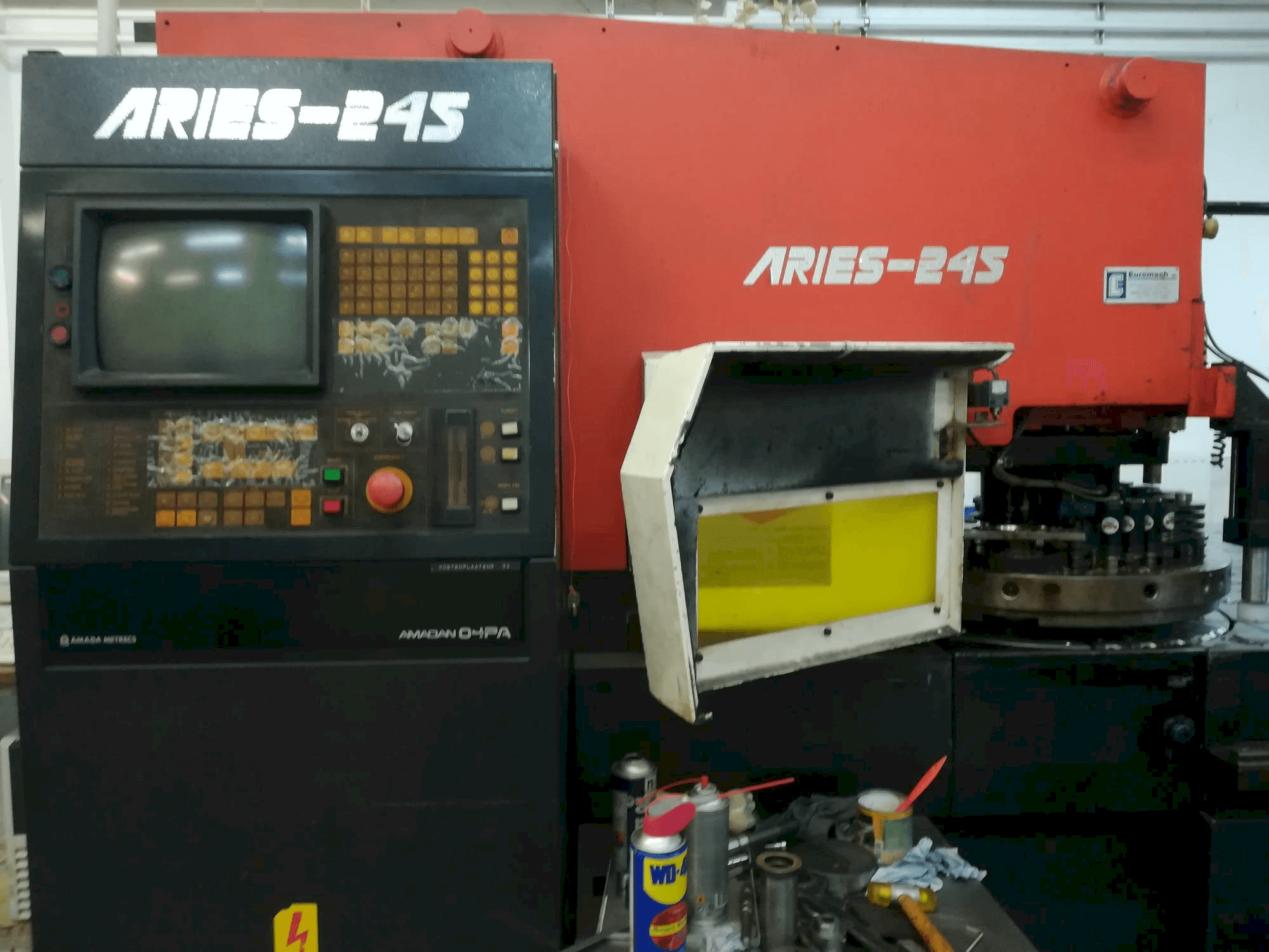 Frontansicht der AMADA Aries 245 20Ton Maschine