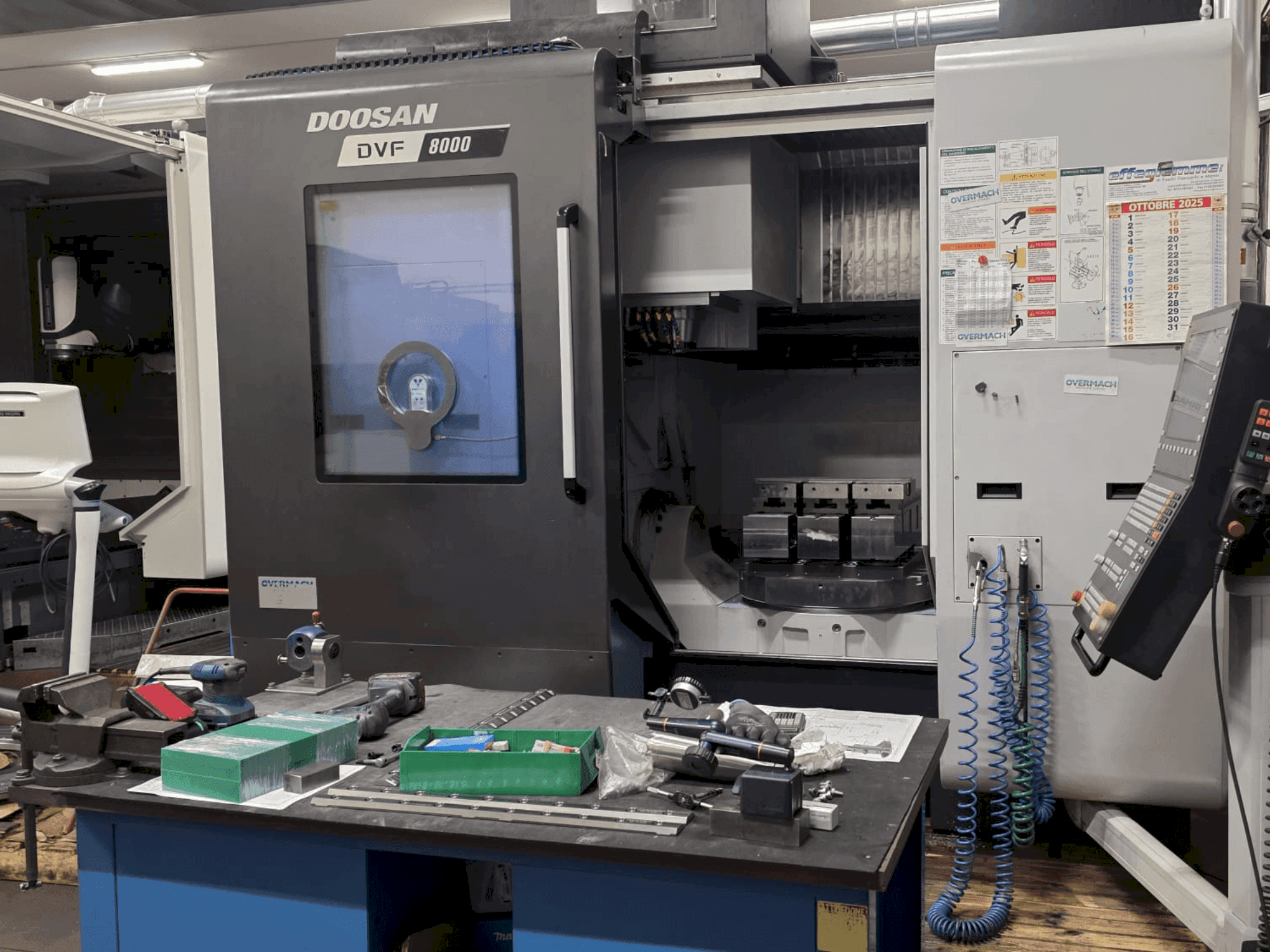 Frontansicht der DOOSAN DVF 8000 Maschine