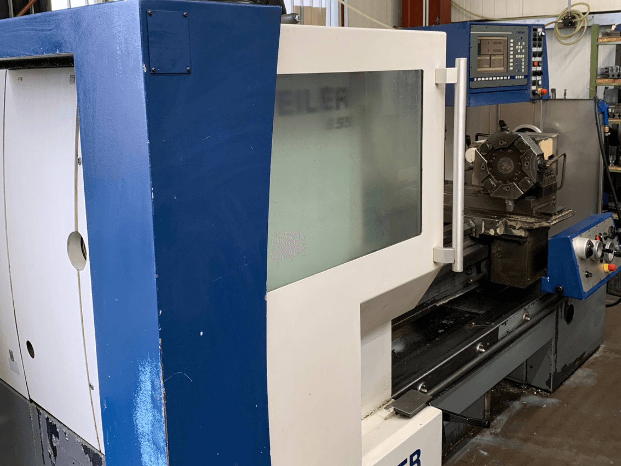 Weiler E55X1000 Horizontal-Drehmaschine, Seitenansicht mit Bedienpult und Schneidwerkzeug-Einrichtung.