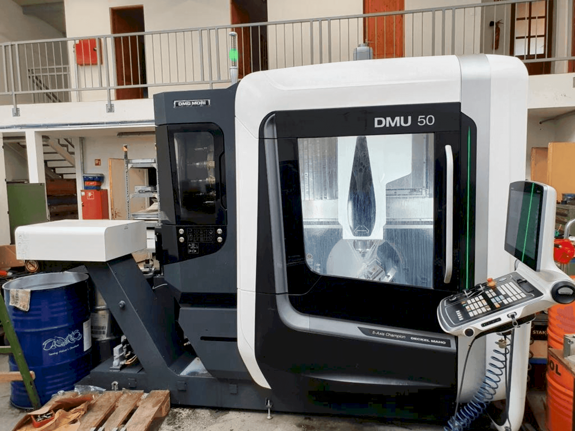 Frontansicht der DMG MORI DMU 50 Maschine