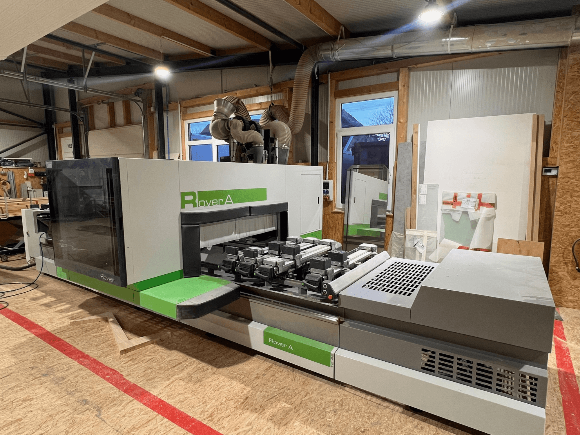 BIESSE Rover A 1242 CNC-Holzbearbeitungszentrum, Frontansicht mit Bedienfeld und Schneidbereich in einer Werkstattumgebung.