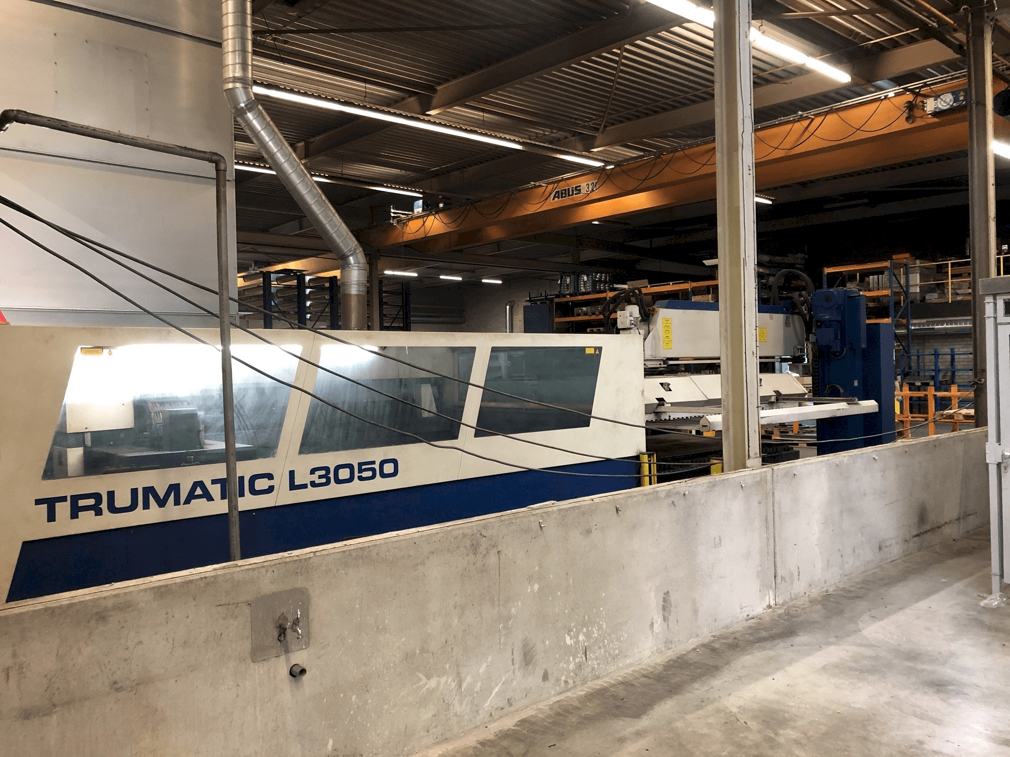 Frontansicht der Trumpf Trumatic 3050 Maschine