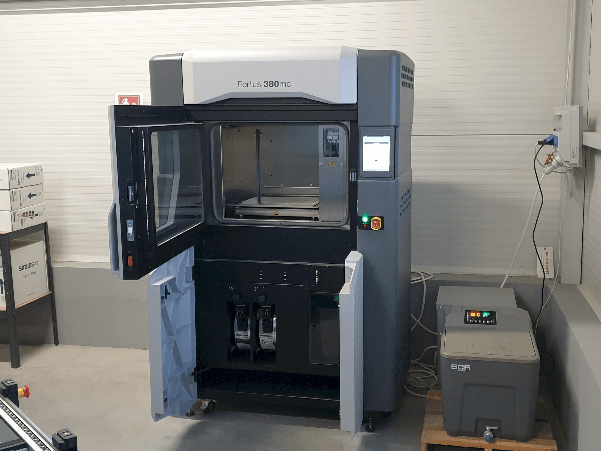 Frontansicht der Stratasys Fortus 380mc Maschine