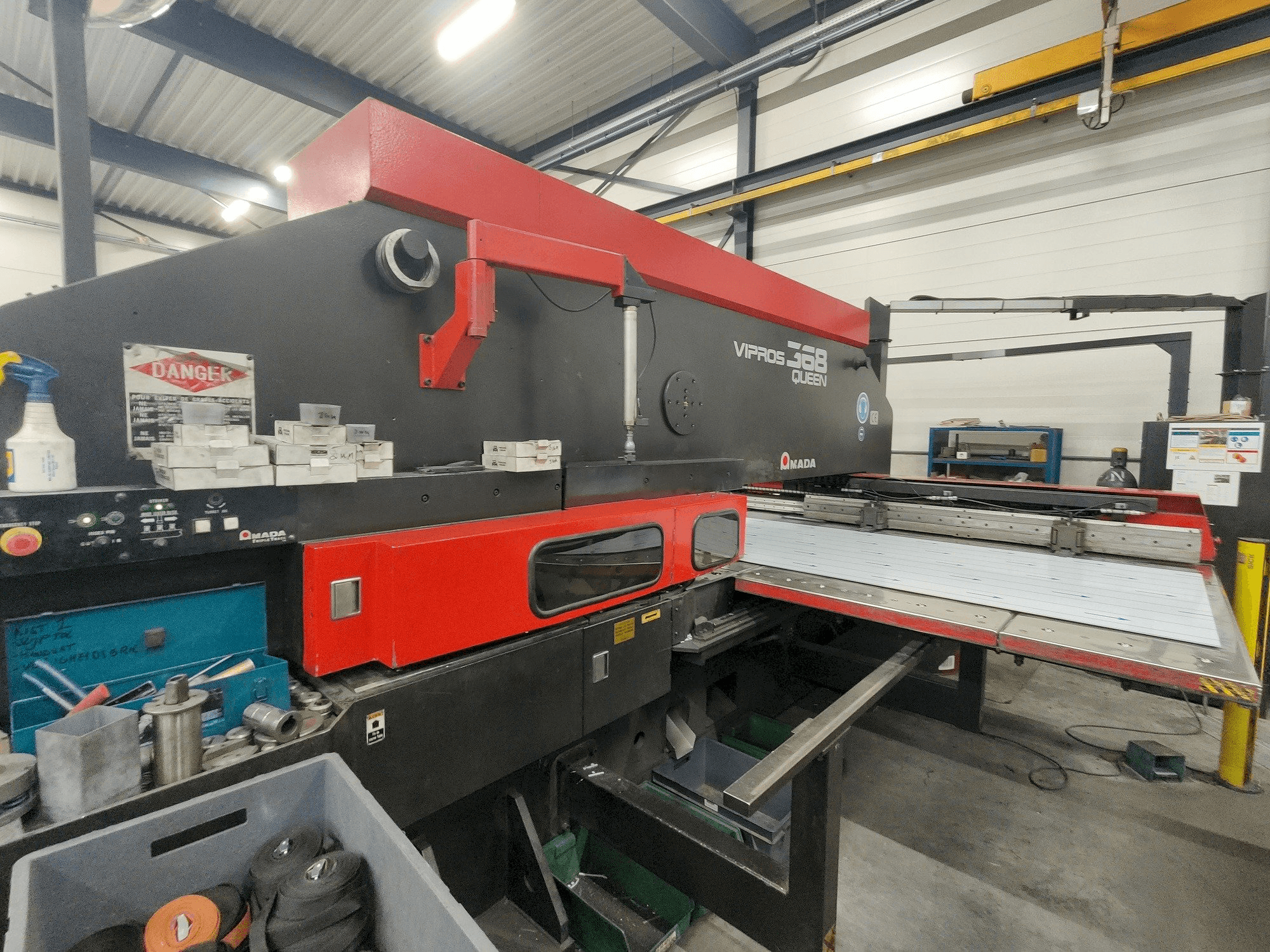 Frontansicht der AMADA Vipros 357 Queen Maschine