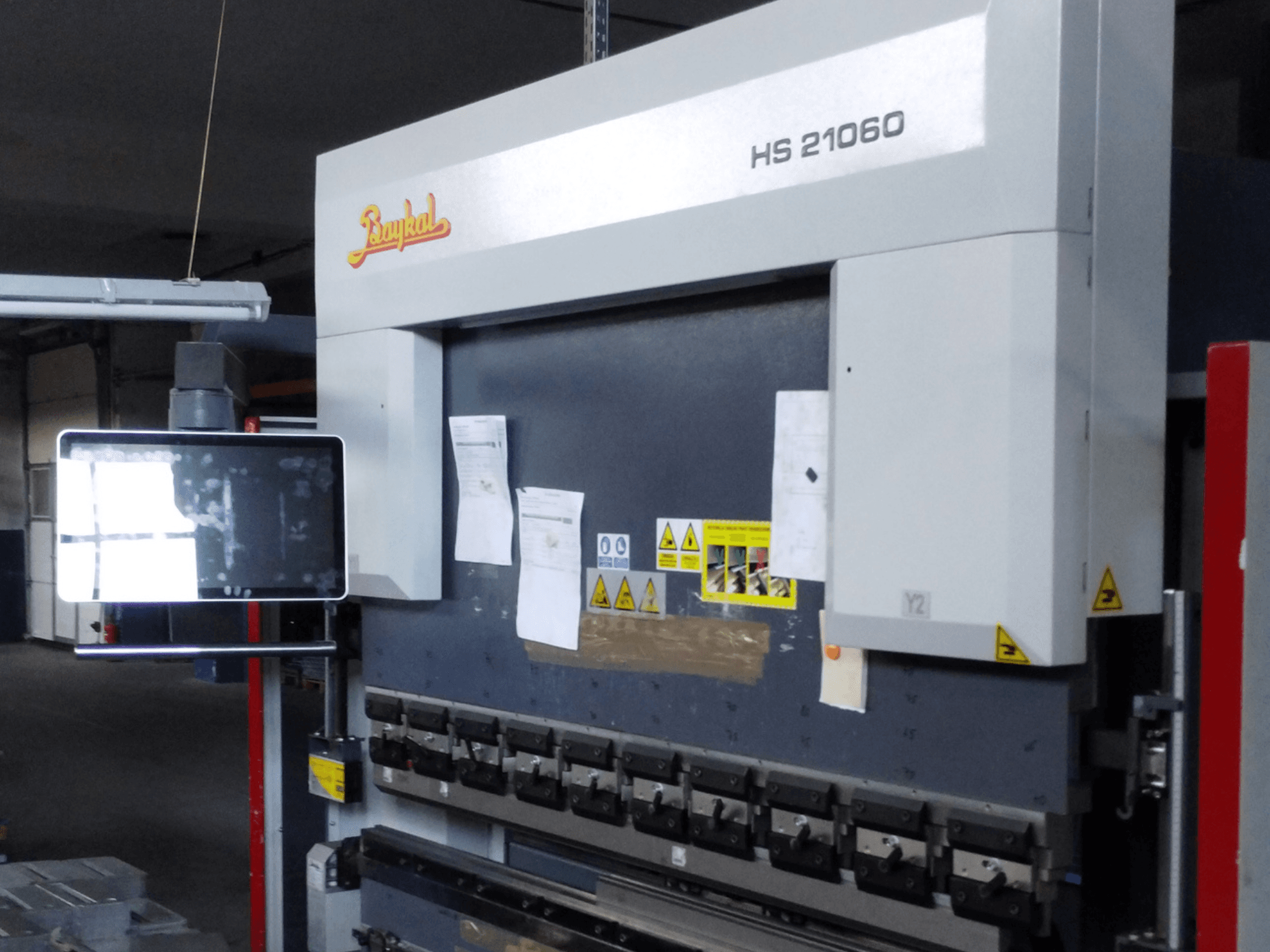 Baykal APHS 21060 Abkantpresse – Vorderansicht mit Bedienfeld, Sicherheitshinweisen und Werkzeugen zum Biegen von Metall.