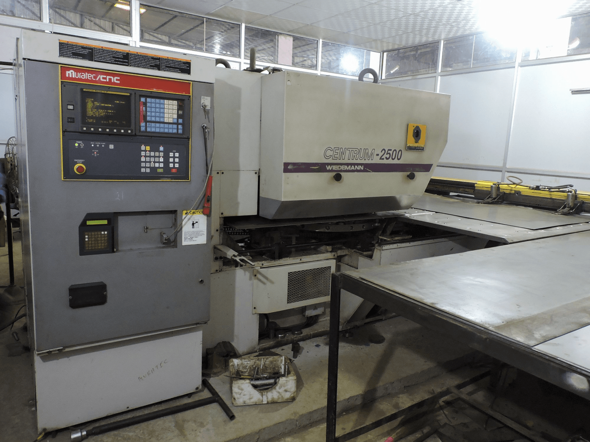 Linke Ansicht der Murata Wiedemann C-2500 Maschine