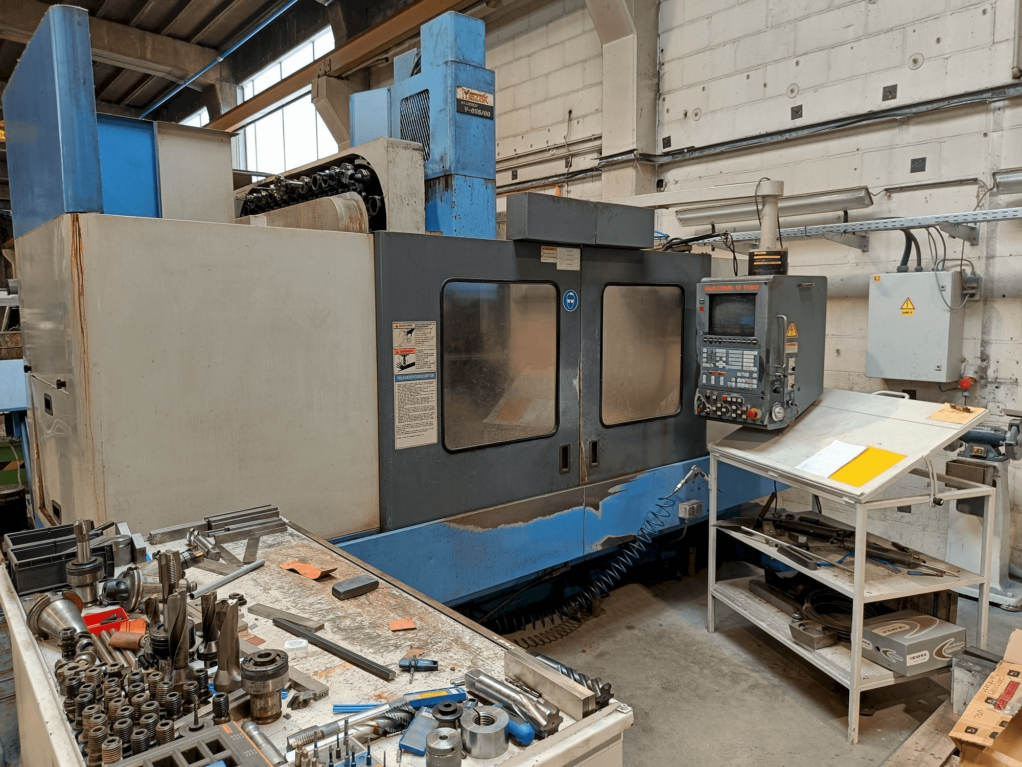 Frontansicht der Mazak MTV655/60 Maschine