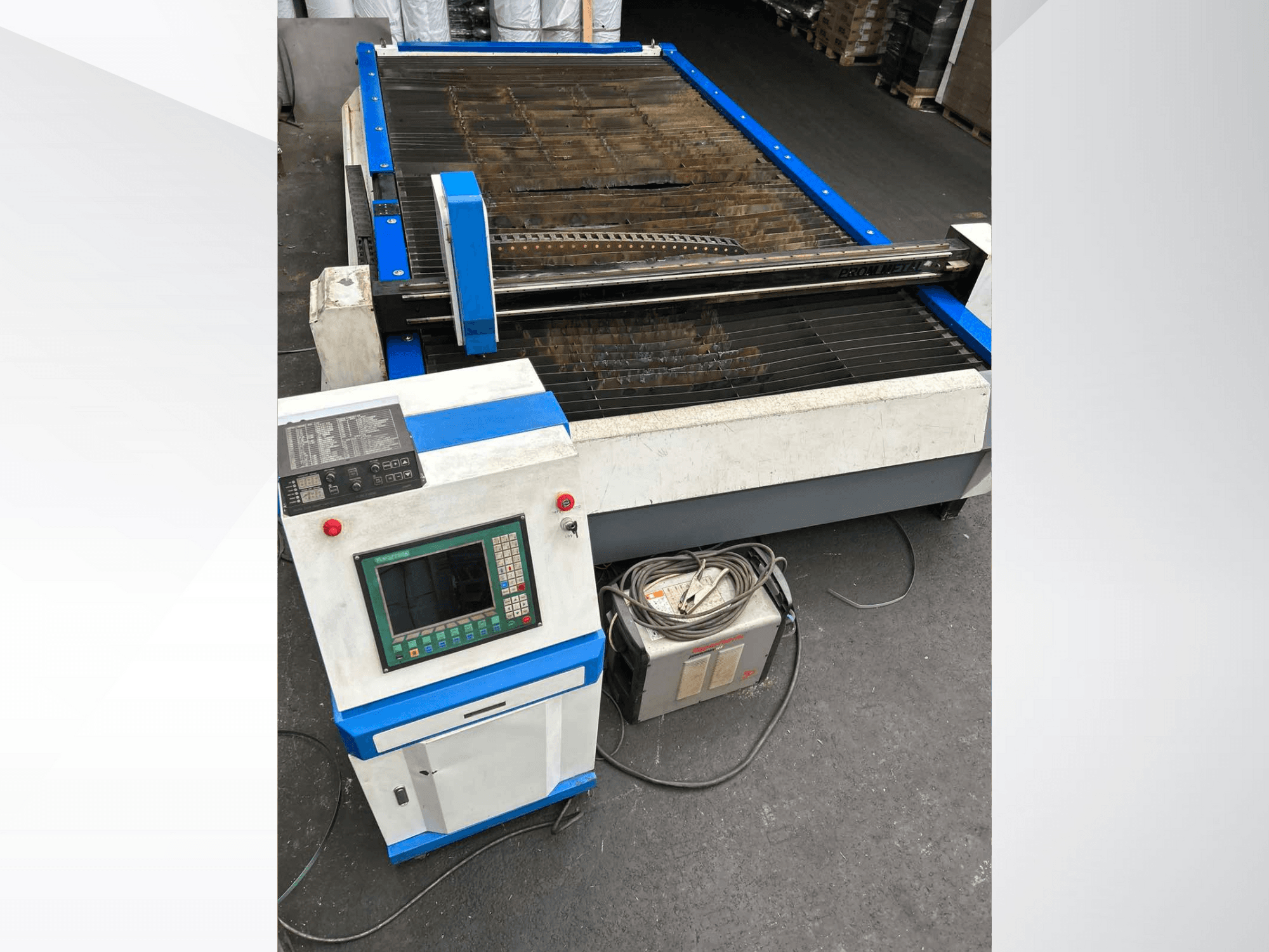 CNC-Plasmaschneidmaschine mit Bedienfeld, Vorderansicht, mit blauen Akzenten und Kabeln auf dem Boden.