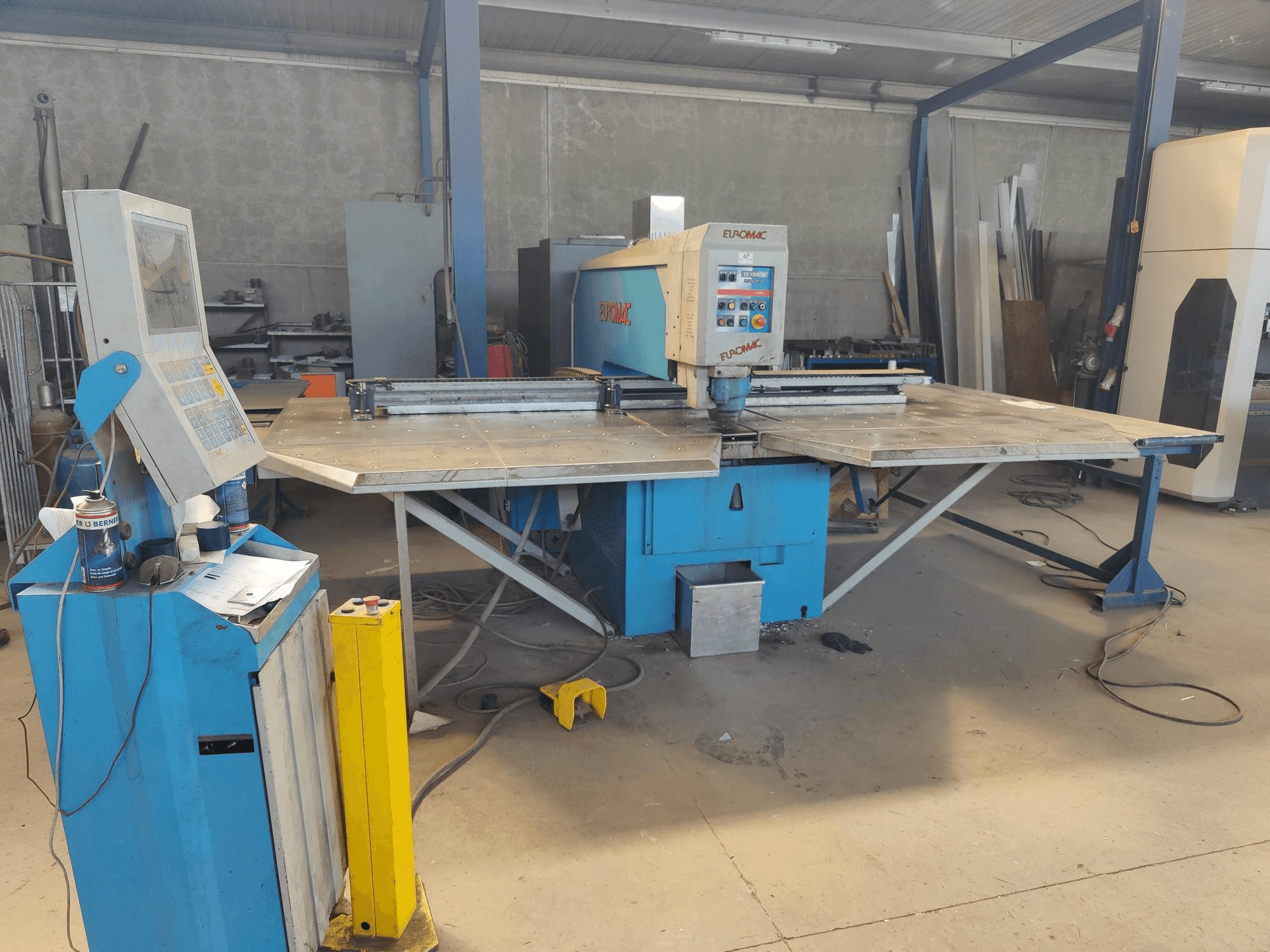 Frontansicht der Euromac Z/1250/30 Maschine