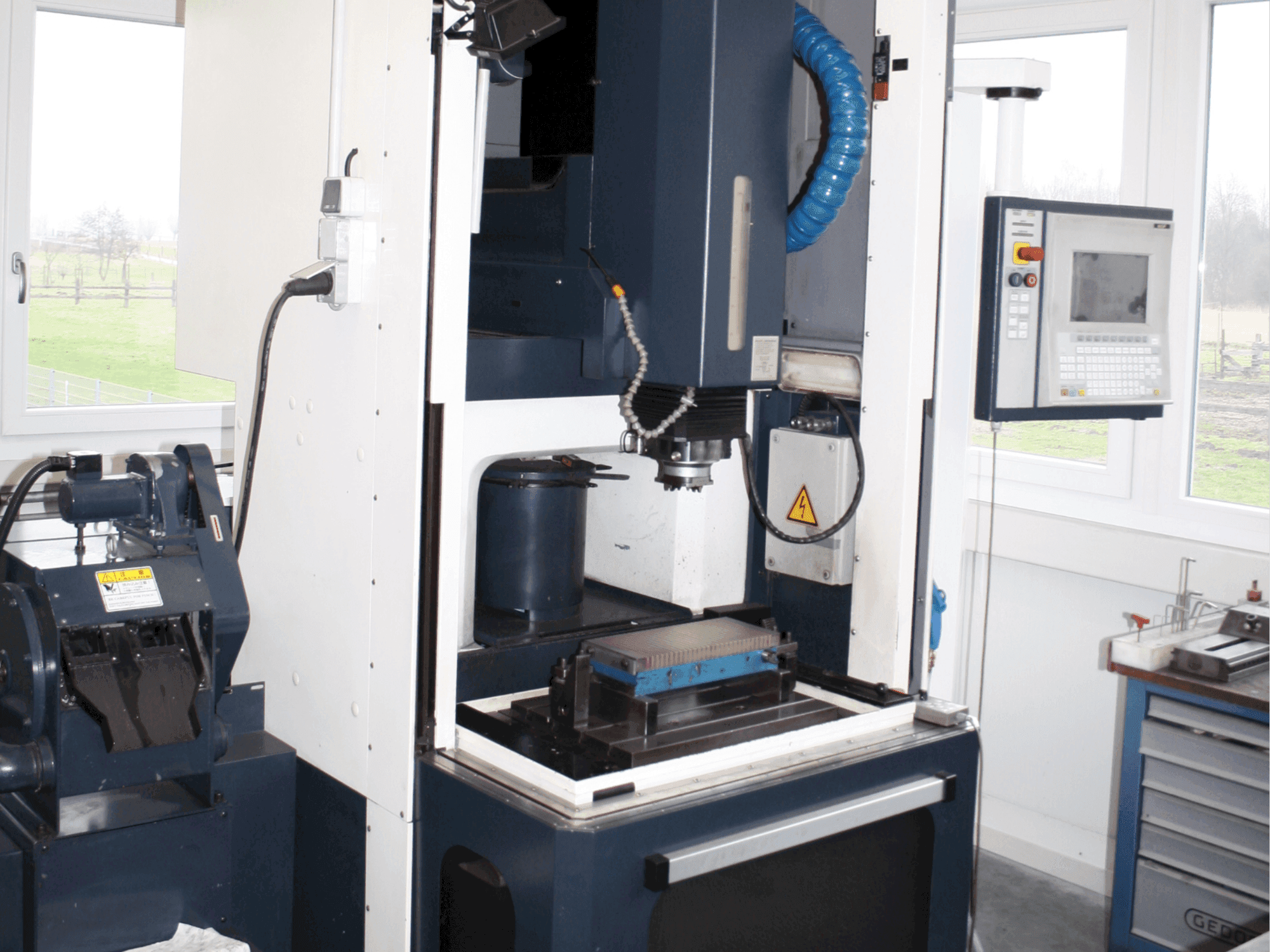 Frontansicht der Makino EDNC 30 Maschine