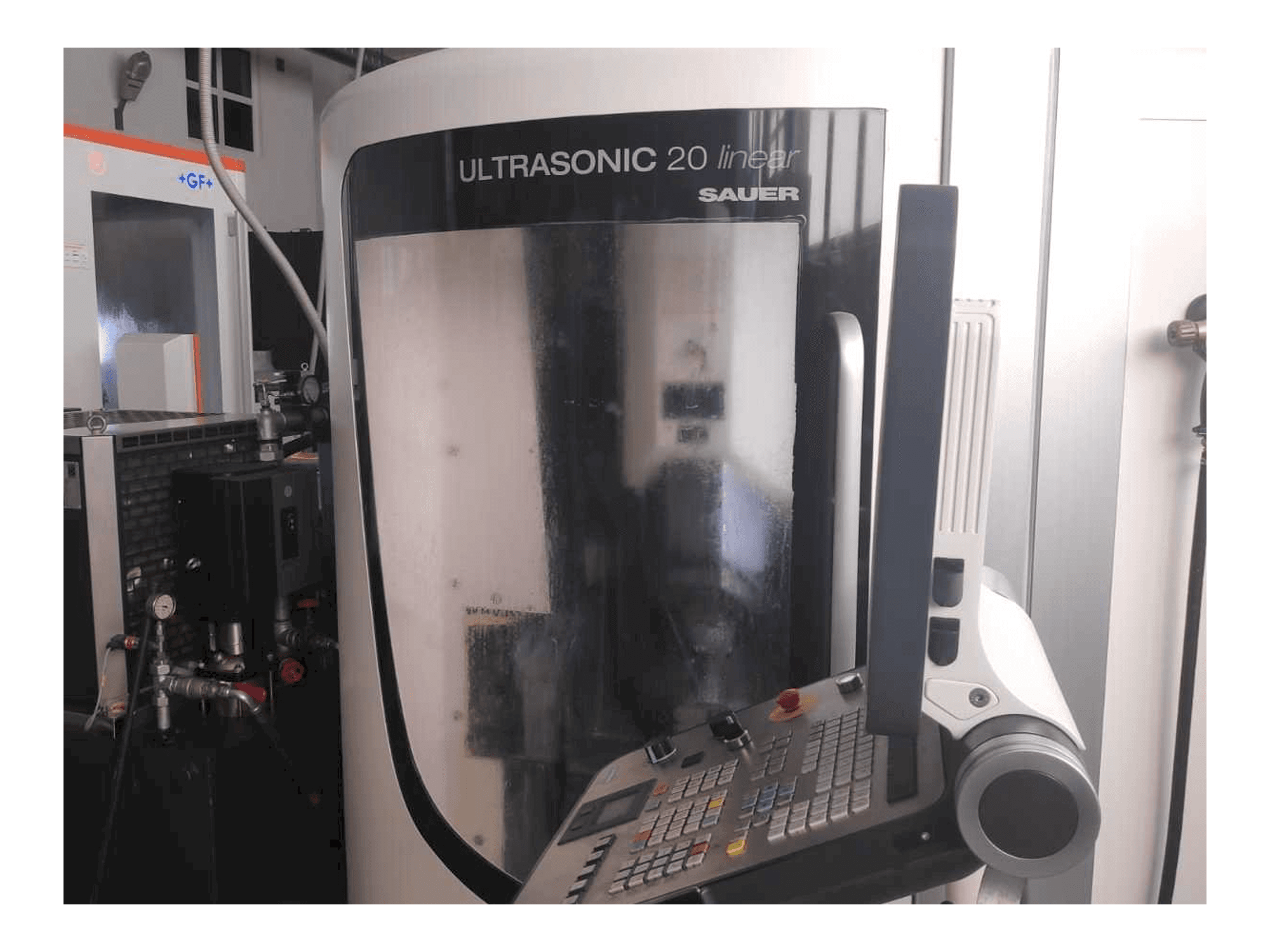 Frontansicht der DMG MORI UltraSonic 20 Linear Maschine