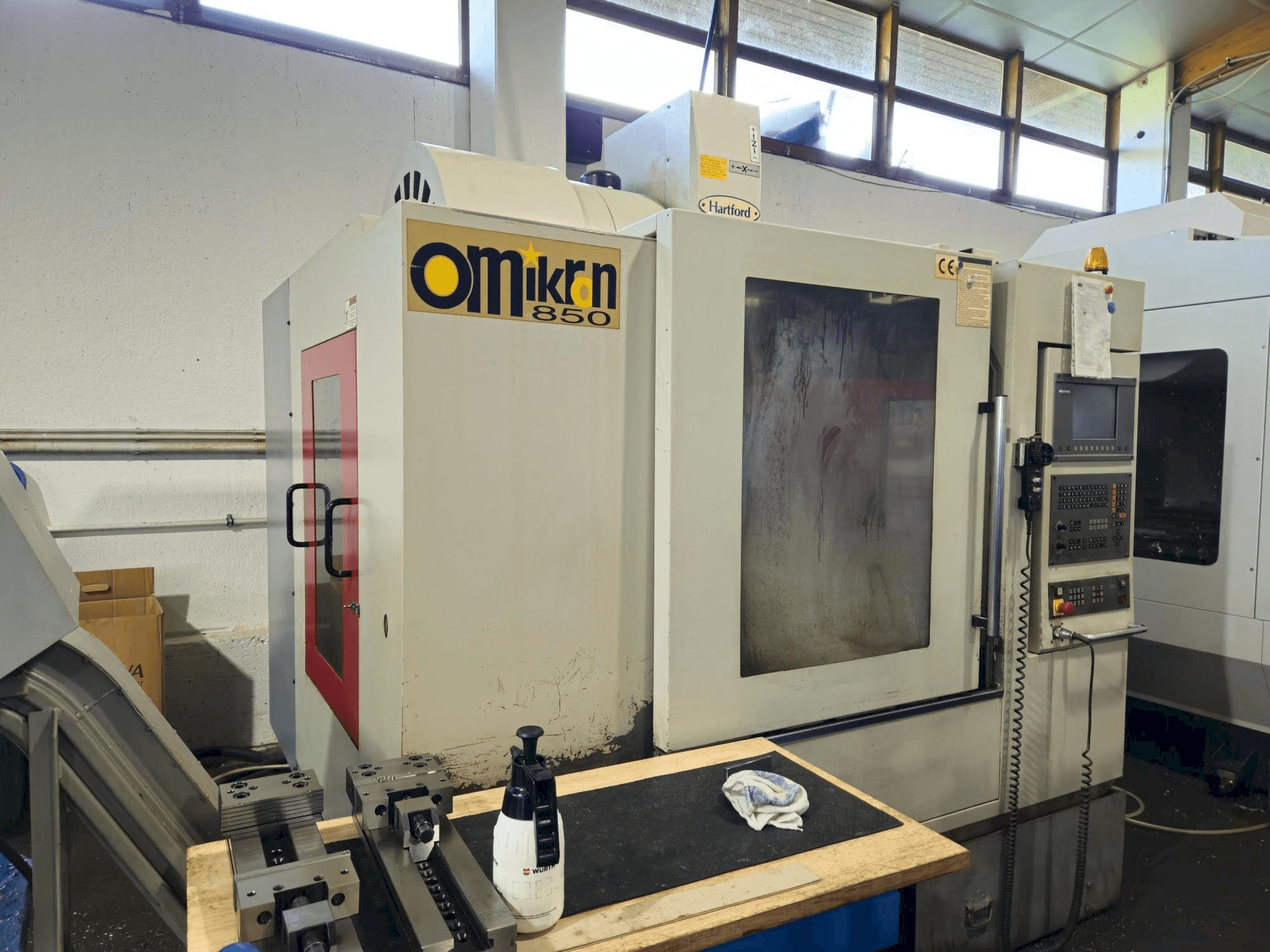 Frontansicht der Hartford VMC 850AP Maschine