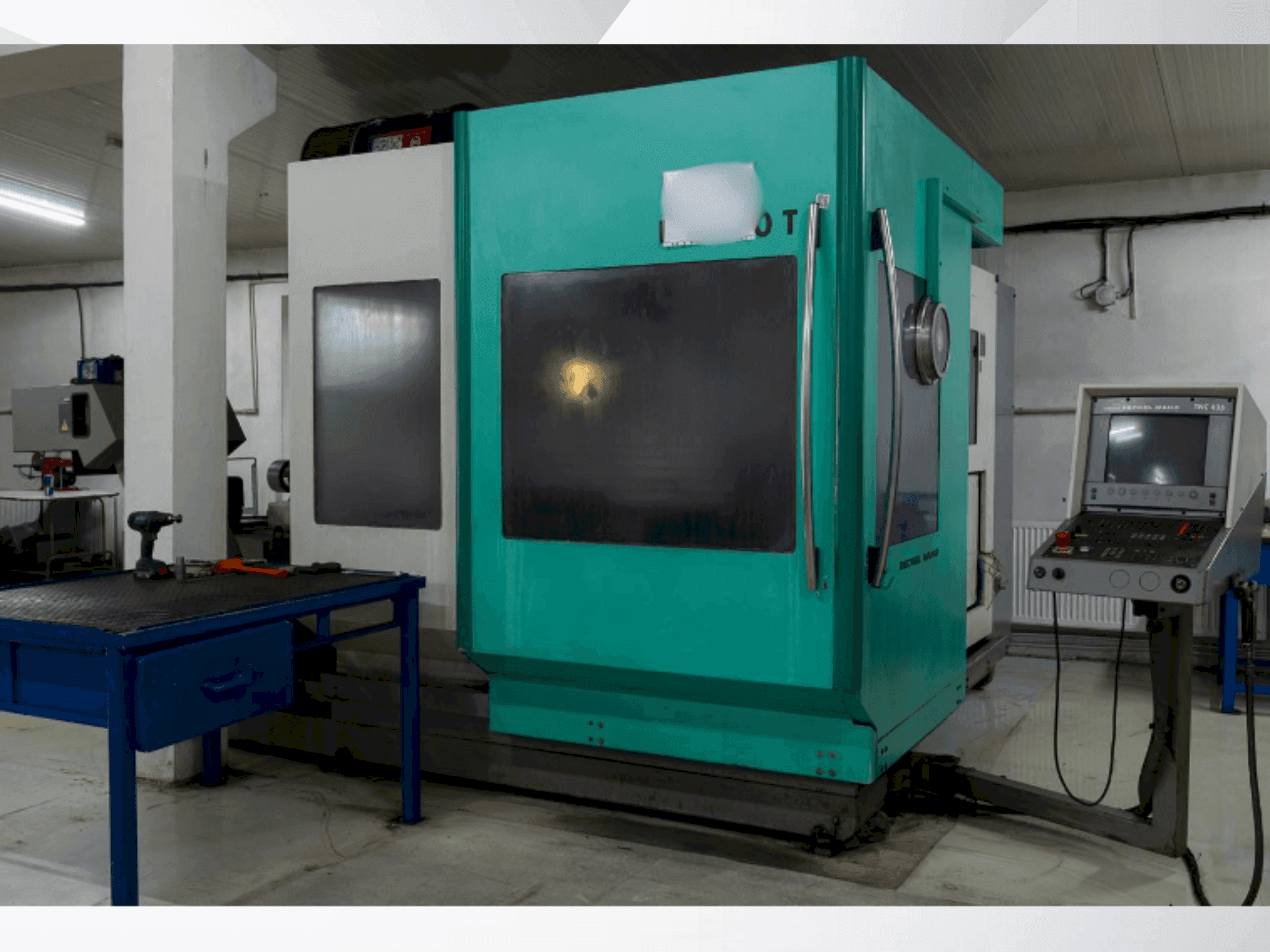 Frontansicht der DECKEL MAHO DMU 80T Maschine