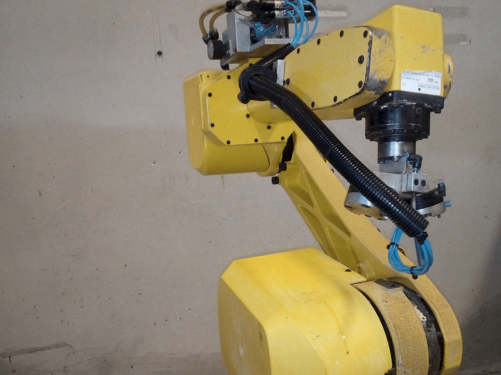 Frontansicht der FANUC M-6iB Maschine