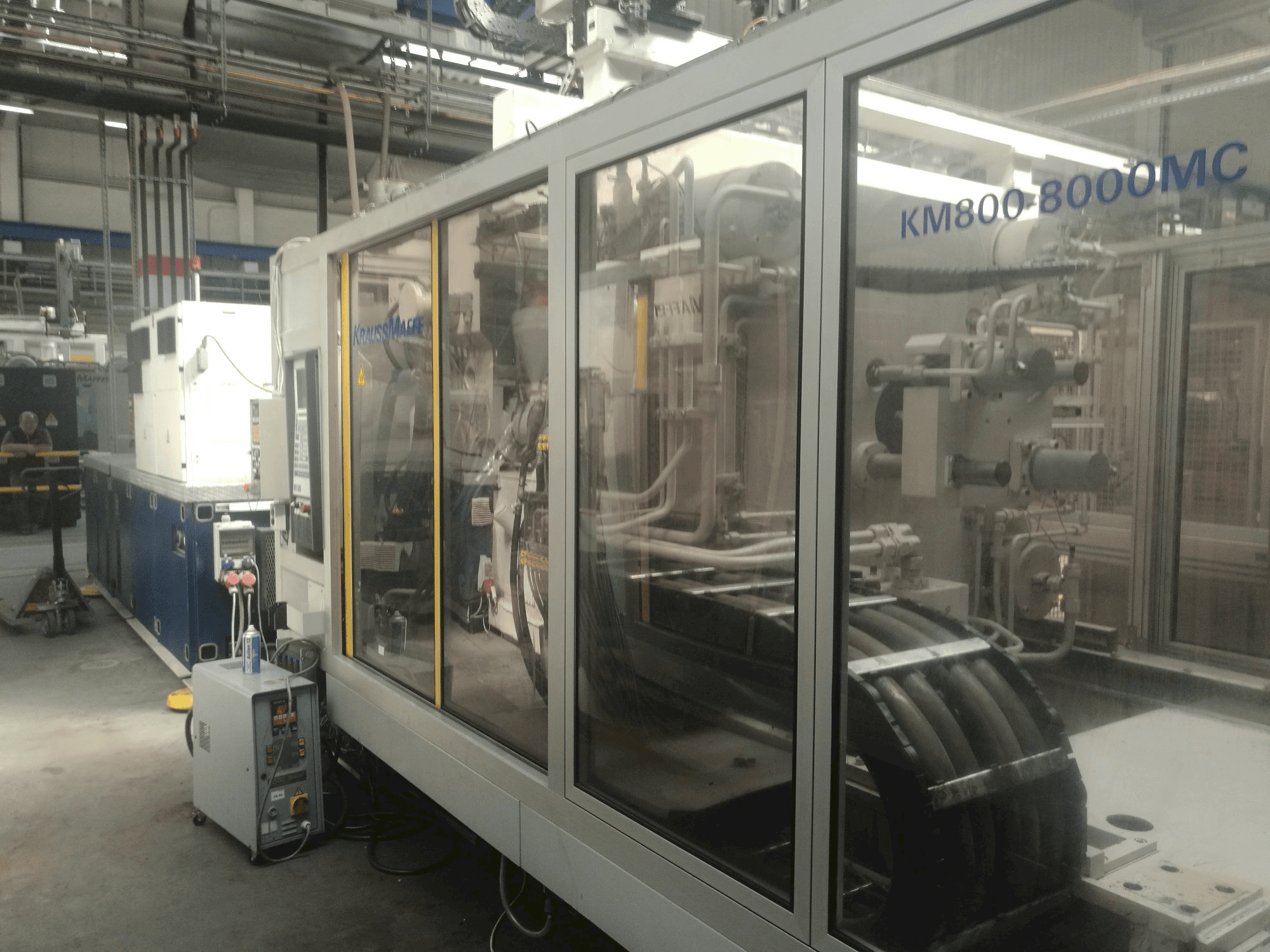 Frontansicht der Krauss Maffei 800-8000 MC Maschine