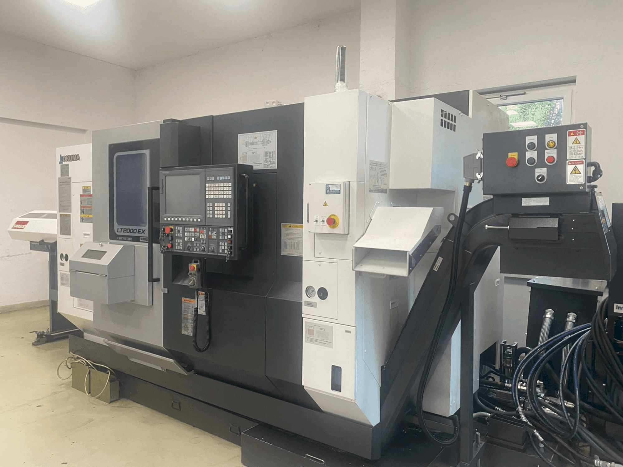 Frontansicht der Okuma LT2000-2T1MY Maschine