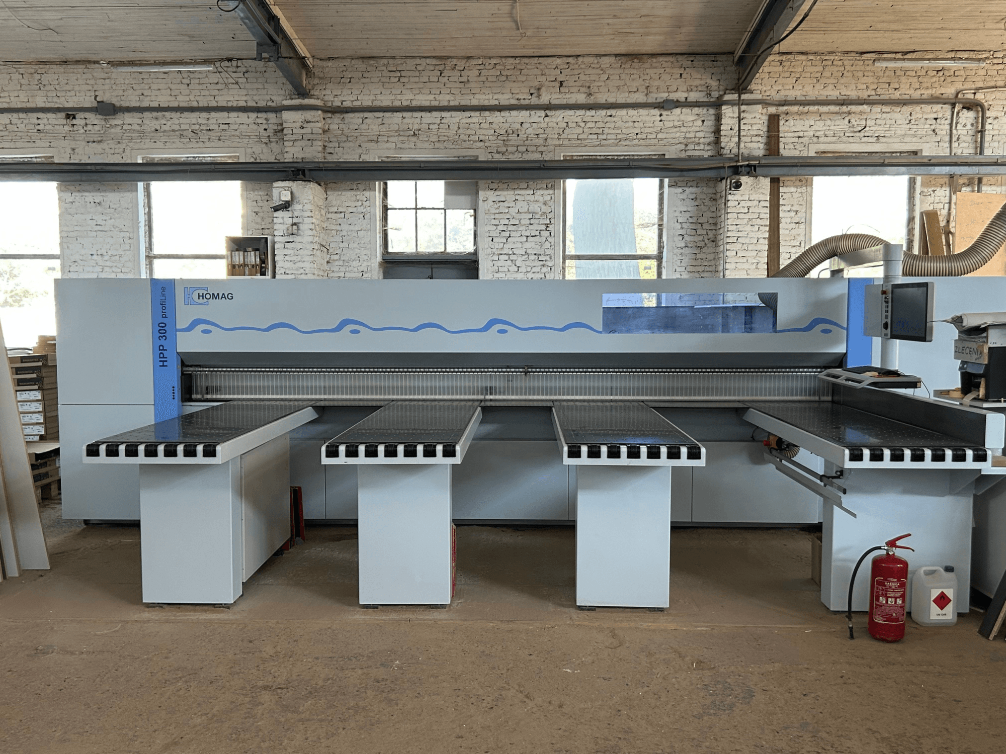 HOMAG PROFI HPP 300 Plattensäge, Vorderansicht, mit zwei Auflagetischen und einer digitalen Anzeige für präzise Schnitte.