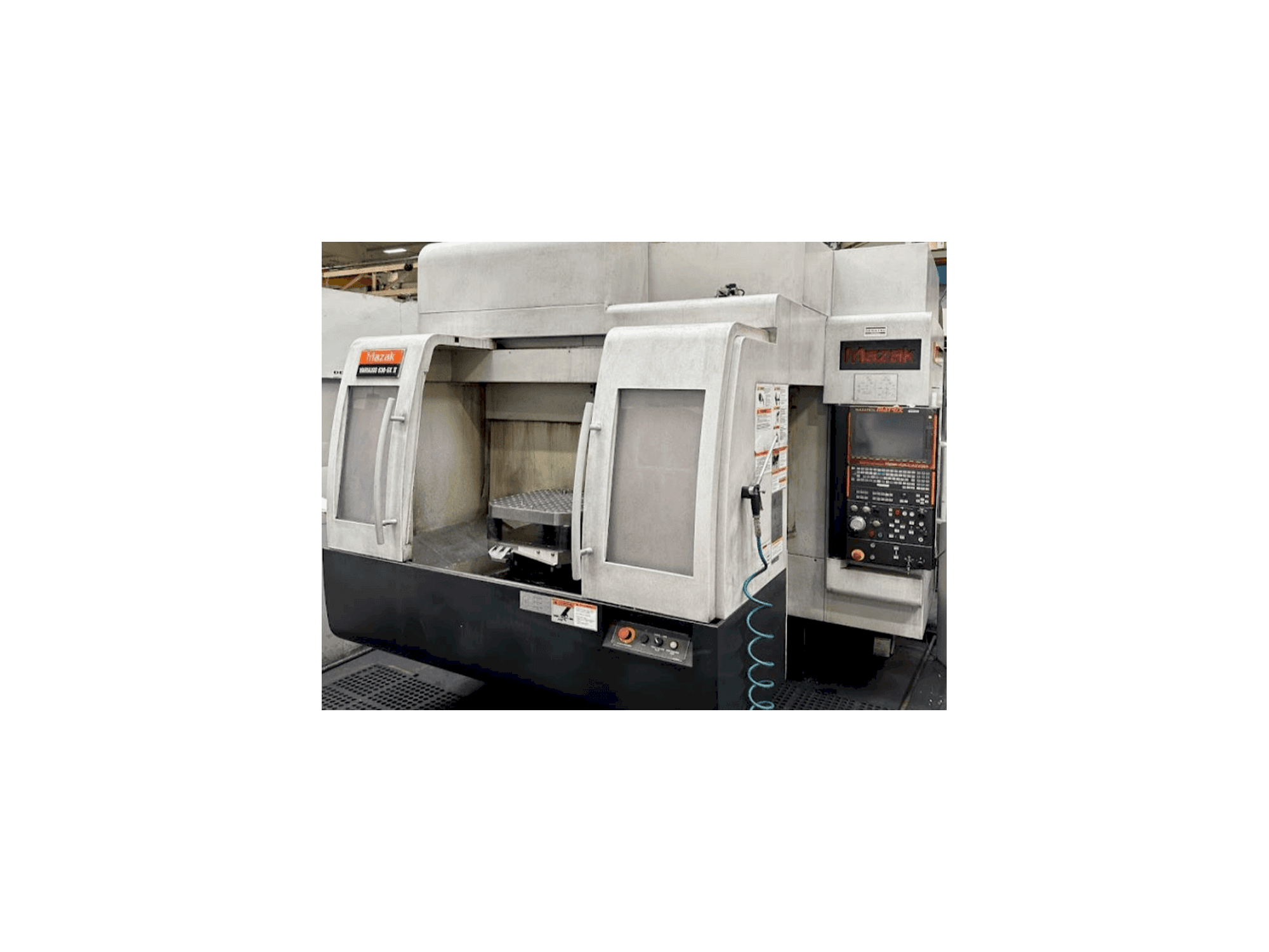 Frontansicht der Mazak Variaxis 630-5X II Maschine