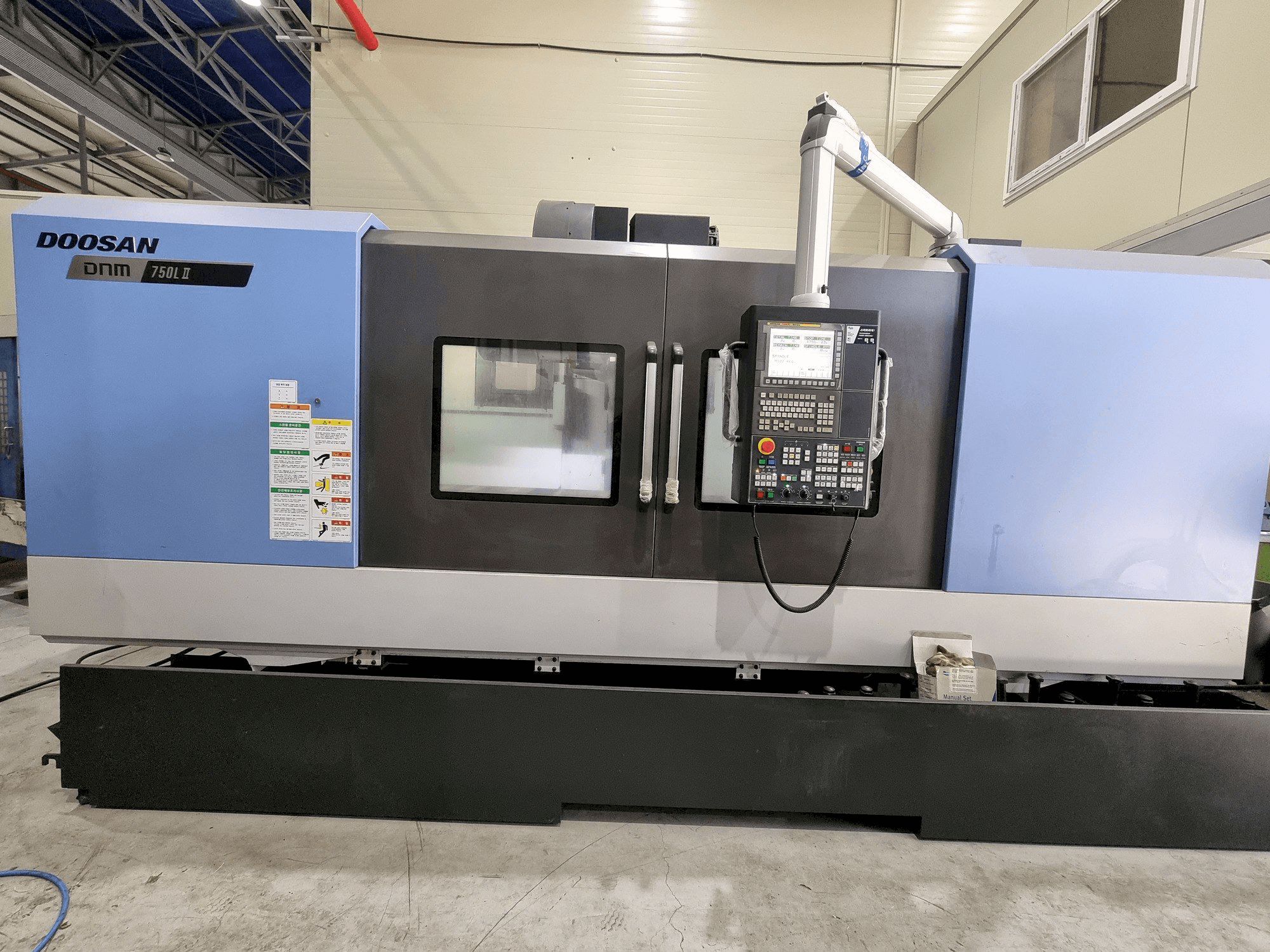 Frontansicht der Doosan DNM 750L II Maschine