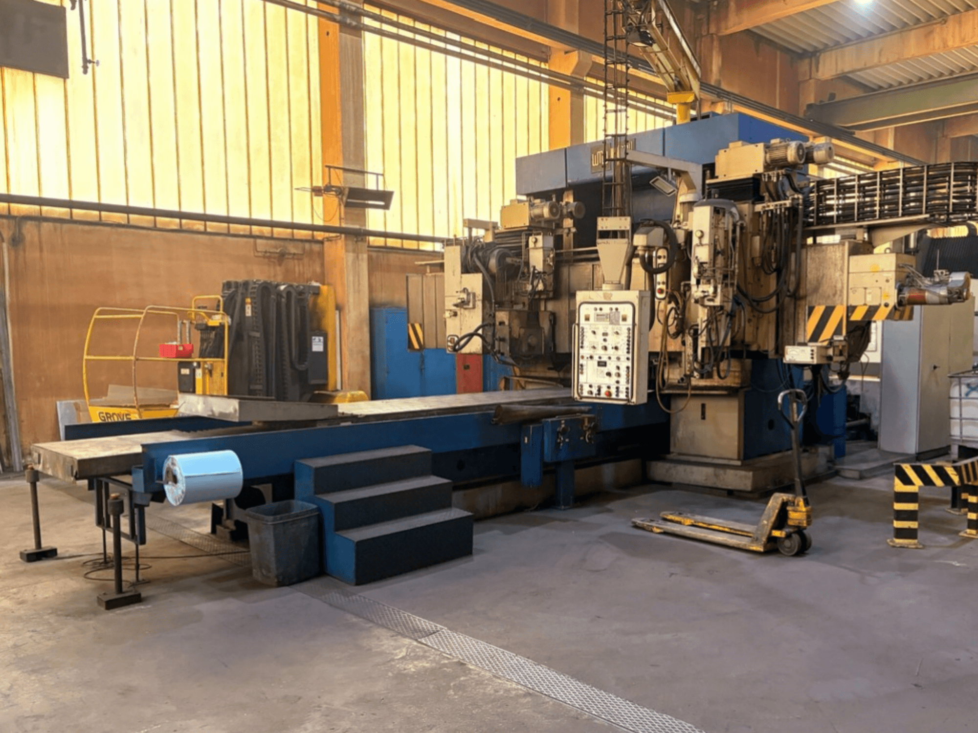 WMW-Heckert SZ10-10-03 Flachschleifmaschine in Werksausstattung; Seitenansicht mit Bedienfeld und Arbeitstisch.