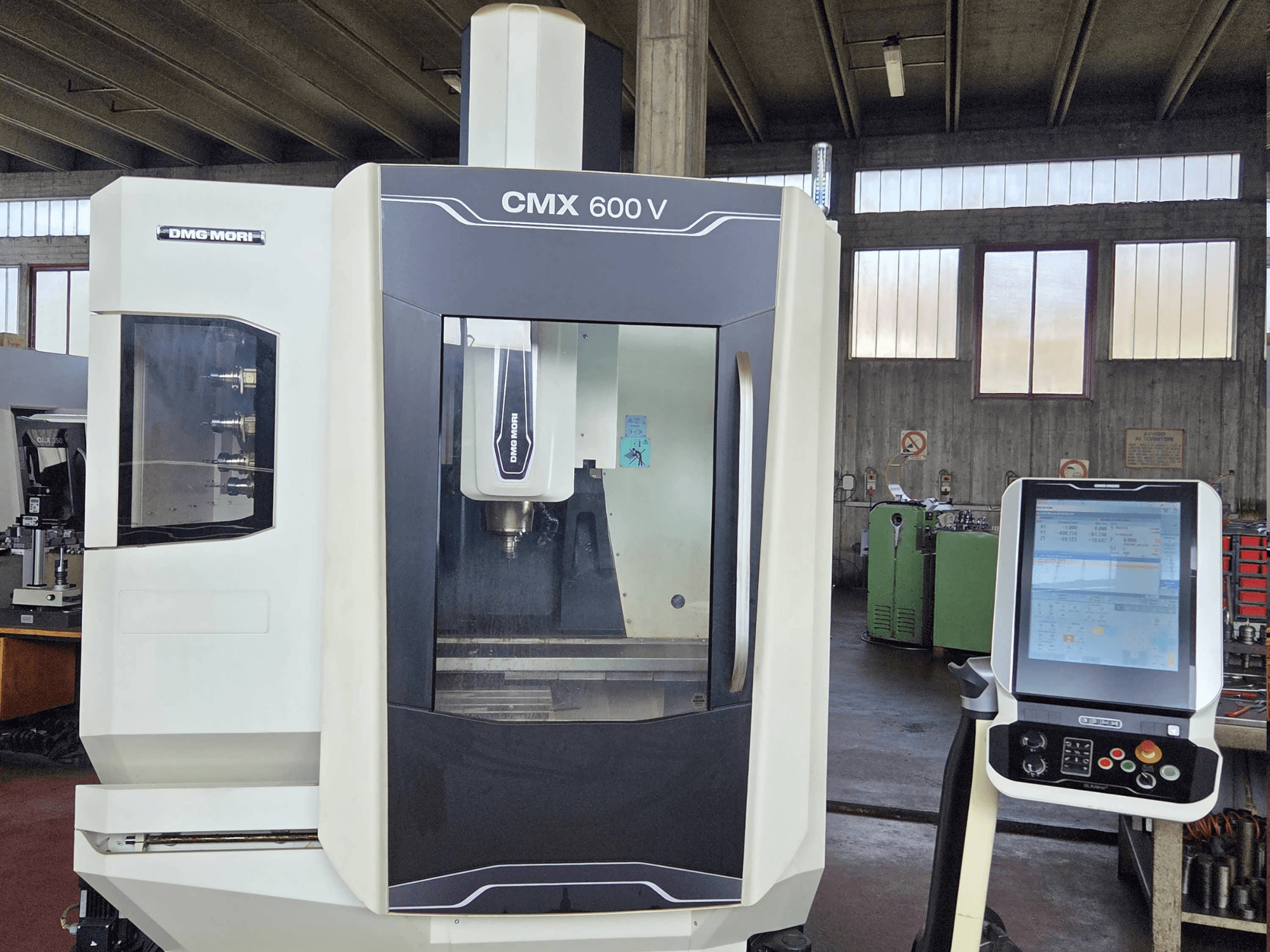 Vertikales Bearbeitungszentrum DMG MORI CMX 600V in der Vorderansicht, mit Detailansicht des Bedienfelds und des Spindelbereichs.