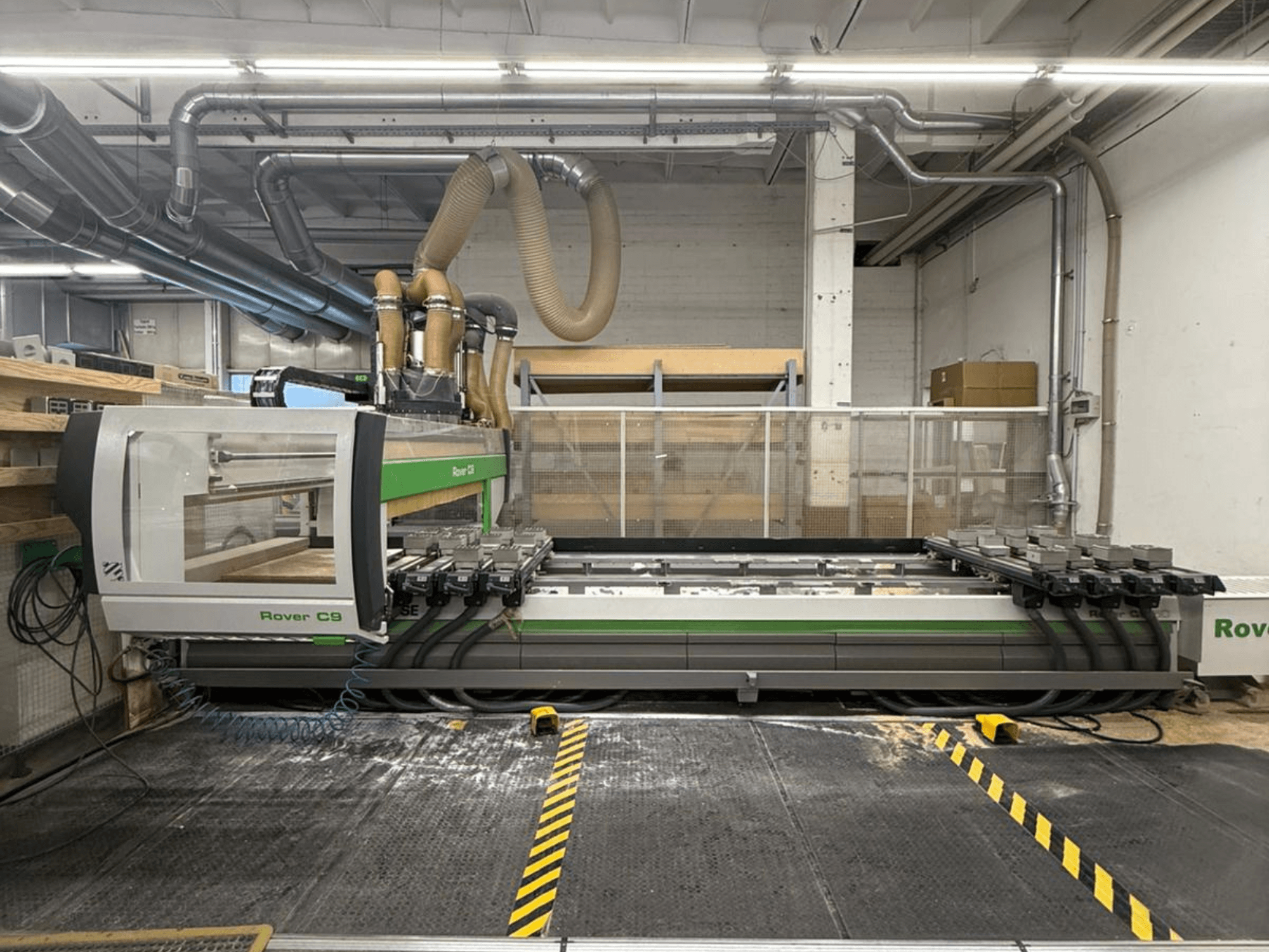 Rover C9 CNC-Maschine in einer Werkstatt, Vorderansicht, mit mehreren Schneidköpfen und sichtbarem Staubabsaugsystem.