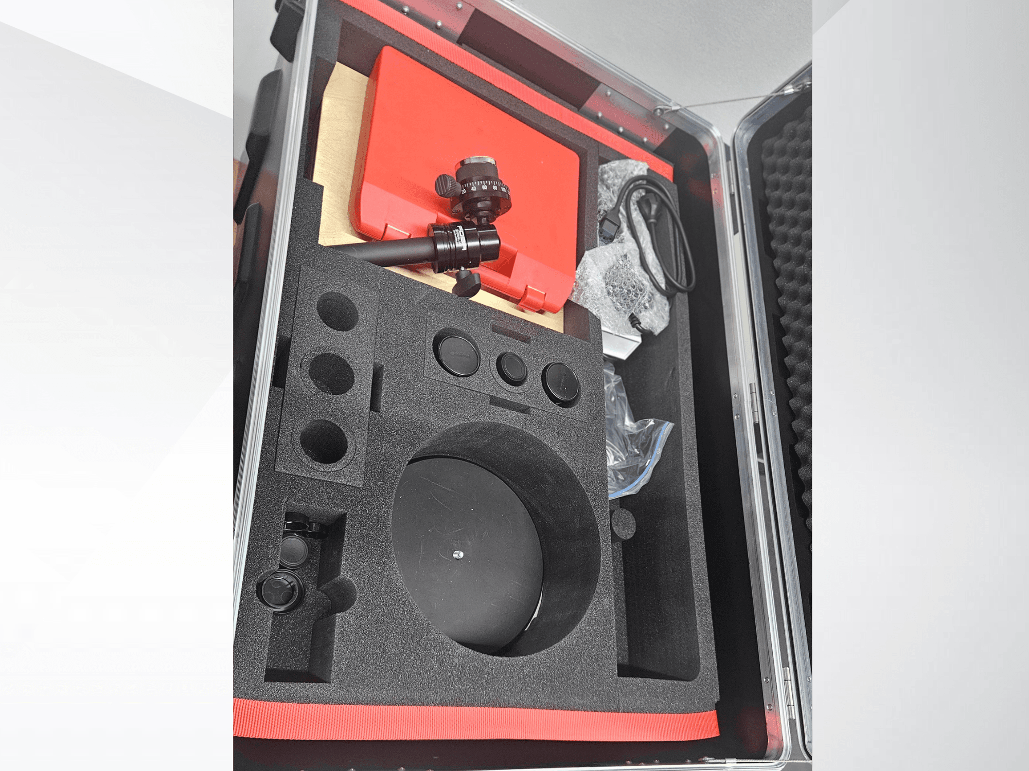 ZEISS GOM ATOS 5 optische Messmaschinen-Komponenten in einem schaumstoffgefütterten Koffer, mit Objektiv, Zubehör und Schutzverpackung.