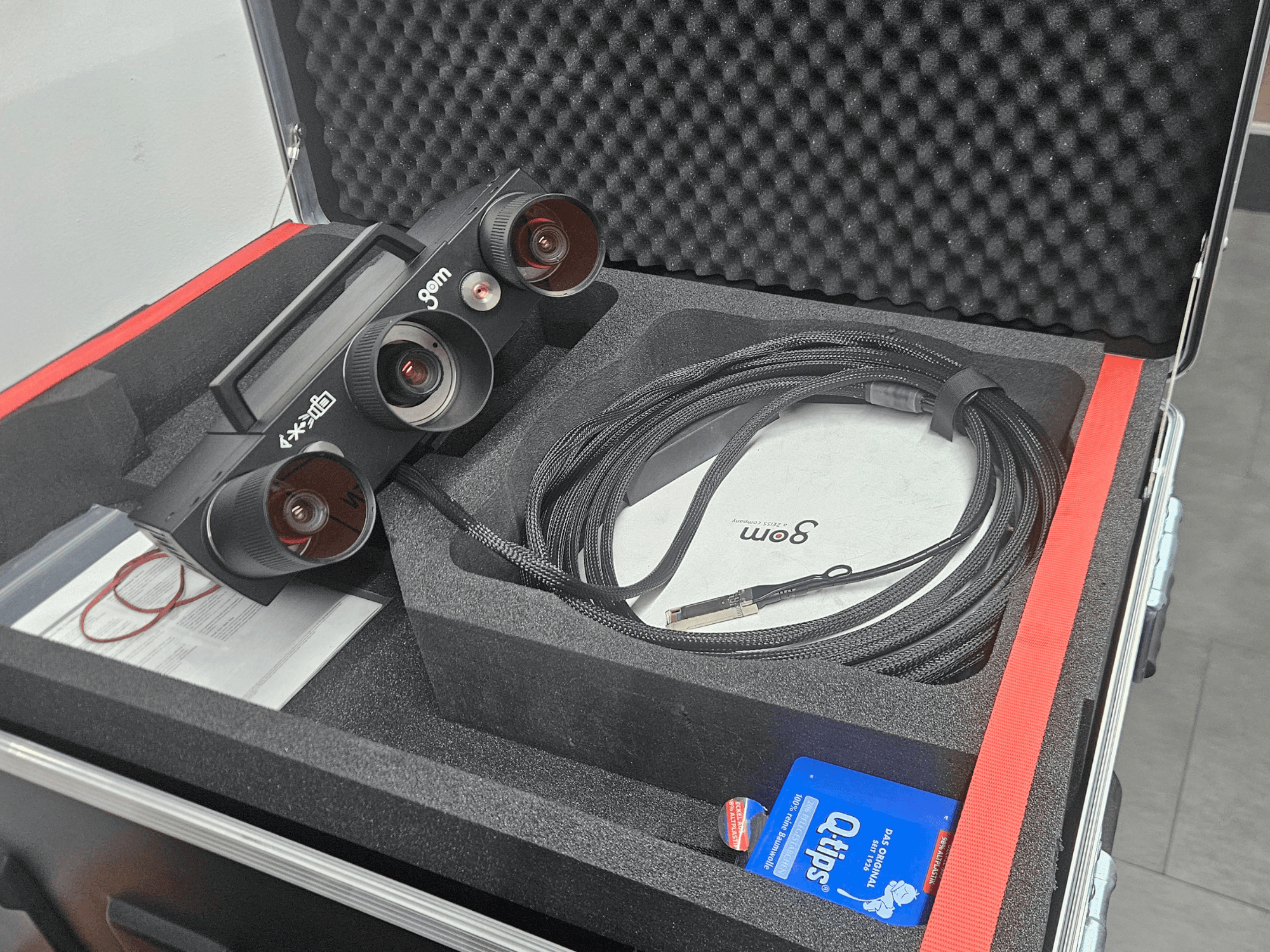ZEISS GOM ATOS 5 optisches Messgerät mit Linsen und Kabel, von oben gesehen im Schaumstoffkoffer.